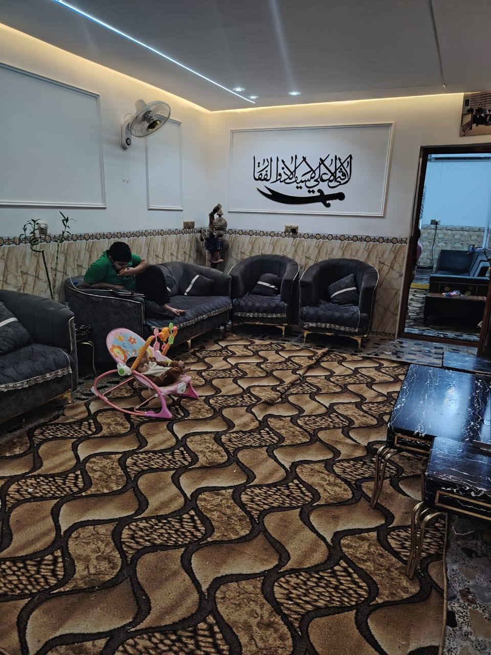 بيت بالشعب مقابيل سوق اربع الالف بشارع الفوجه 
المساحه ٨٠ عرض ٤ نزال ٢٠
البيت باسمي طابوا صرف
يحتوي الطابق اول مطبخ واستقبال وطرمه وصحيات
الطابق ثاني غرفه نوم وحولي جبير يعتبر غرفه ثاني 
السعر ١٤٥ مليون الاستفسار ***********
