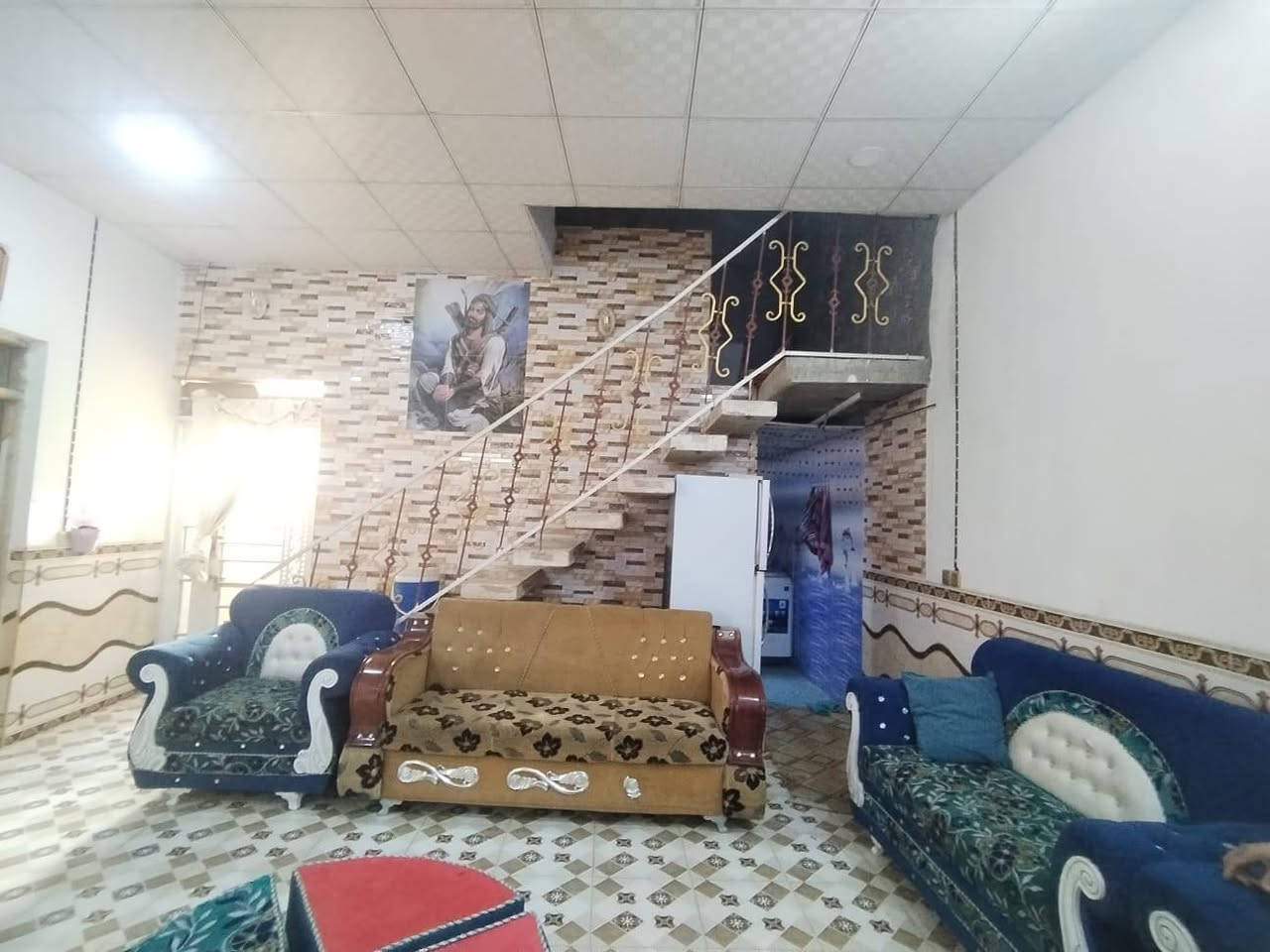 بيت  للبيع طابقين مساحته (150) زراعي سند 25
الطابق الأرضي بي صاله ومطبخ مفتوح ع صاله واستقبال وحمامات خارجية وداخلية ومنور
الطابق الثاني 3 غرف وممر بينهن وحمامات وسطح العنوان قريب ع النفوس القديمه 
 اي استفسار.  الاتصال ع هذا الرقم***********
