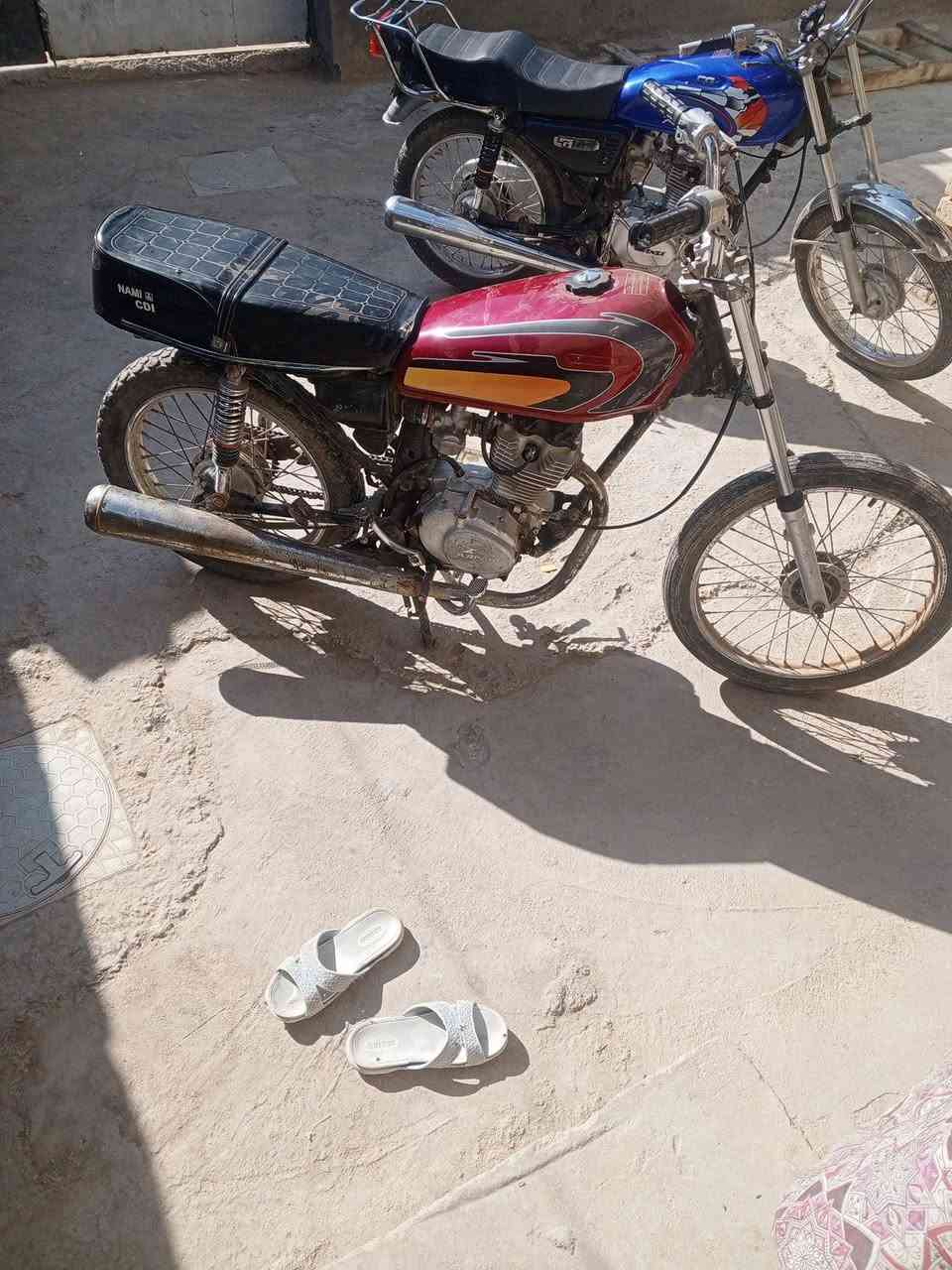 السلام عليكم 
دراجه للبيع مكينه رابيدو ما مفتوحه دراجه مهموله صارلها حوالي 4 أشهر دراجه شلعه وسرعه وكلشي مابيها بس بداله النمر يرادلها تبديل دراجه كلك كلك كلك سعر 350 وبيها مجال مكان ناصريه مركز رقم *********** متواجد واتساب
