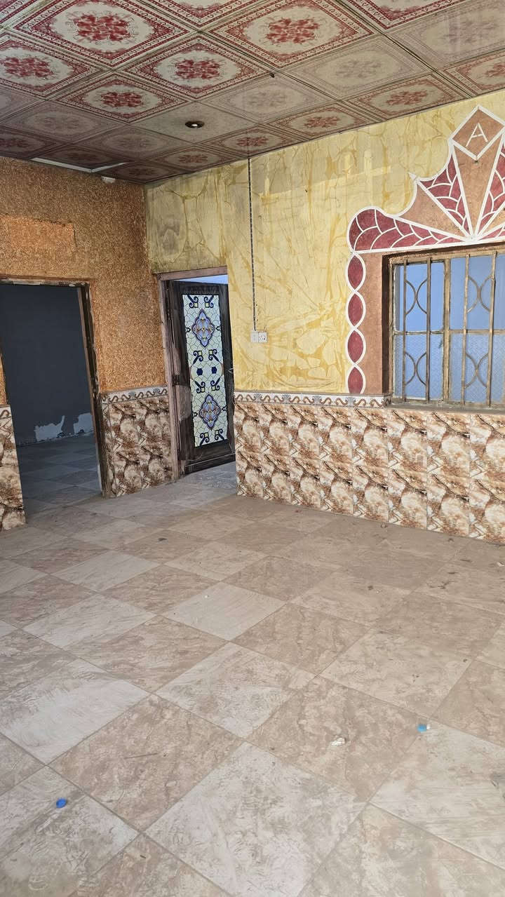 دار 🏠 البيع طابو ملك صرف عرصه تحويل بل اسم المساحة 150 متر العنوان بصره ابي الخصيب منطقه أبو مغيره قرب نهر خوز يبعد على سيدين 50متر موقع جيد جوارين أبو الخصيب القدامه يتكون بيت 🏠 من 3غرف ودوانيه وصاله صحيت خارج وداخل بيت فارق اتكاتب وسلم مفتاح 🔑  السعر مطلوب 70مليون وبيه مجال الاستفسار أكثر اتصل أو وتساب ***********
