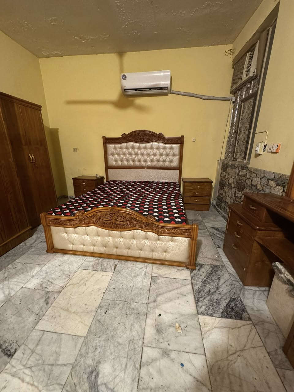 بله زحمه اقرة المنشور يله تتصل
السلام عليكم اخواني غرف للبيع عدد 2 الي لونها قهوائي صارلها مستعمله صارلها 5 اشهر جديده بلباكيت شخط بكد الاضفر مابيها كلش جديده سعرها مليونين و 500 مع الدوشك ملاحضة خشب زان اصلي 

و الغرفه الثانيه الي لونها خشبي عله صفار هم جديده بلباكيت وشخط مابيها هم قبل 8 اشهر مفصليها سعرها  مليون دينار مع الدوشك
  
العنوان بغداد الدورة 
***********
