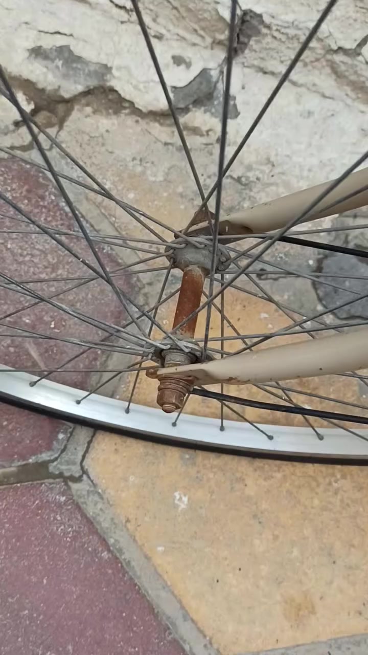 سلام عليكم ورحمه الله ( مكلف بلنشر ) 
اخواني بايسكل للبيع لون حليبي 
حجم 26 بايسكل حلو ونظيف 
سعره ( 75 الف )  عنوان سماوة مركز 
رقم الهاتف *********** بيه واتساب
