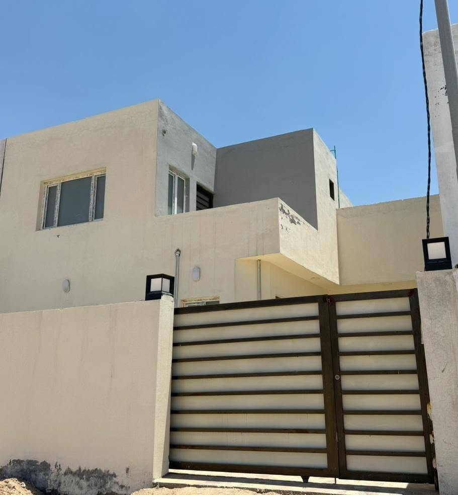 "دار للبيع" 200 متر Vip 
  متوفر جاهز للسكن ومتوفر قيد الانشاء 
 📍 الموقع:  مجمع أبو تراب السكني – المرحلة الثانية 
   #التفاصيلـ 
🏢  نوع العقار:  دار طابقين بناء طابوق وصب رفت
 📐 المساحة:   200 م² شارع 30 
🛏 عدد الغرف: 4 غرف وصالة عرضية واستقبال ومطبخ ومناور2 ومجاميع صحية عدد 3
🚗 مواقف سيارات: متوفر مع حديقة خارجية 
💰 البيع نقد / للاستفسار علق بتم تصلك التفاصيل 
📑  الأوراق القانونية: سند
📞 للتواصل والاستفسار:
   مكتب دار العقار للاستثمار العقاري
📱  *********** - ***********
📍  النجف الأشرف – مجمع أبو تراب – شارع المكاتب
  #عقارات #دار #منازل #مجمعات #دور #مكاتب

