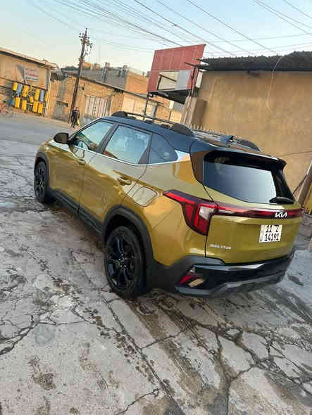 كيا سيلتوس موديل 2024 فئة SX فول مواصفات عدا الفتحه  السياره  رقم  بغداد بسمي  حجم المحرك 1600تيربوو
مواصفات :_
1.شاشه اندرويد 
2.تحكم ستيرن فول
3.كامرا دوارة
4.نظام كير سبورت
5.ويل كب 
6.كشافات
7. لايتات لد
8.نظام ايكو
9.نظام تزحلق
10. رادار امامي
11.رادارات جانبيه
12. شاحن وايرليس 
13.نظام اوتو ستوب عند الرجوع
14.تدفئه  بالكشنات
15.بصمة
16. نظام إطفاء المحرك عندالوقوف 
17.اناره محيطه بالدشبول والبيبان متغيره مع صوت المسجل 

المسافة المقطوعة 10 ألف  حادث قطعتين فقط السعر 155  مكاني بغداد ***********
