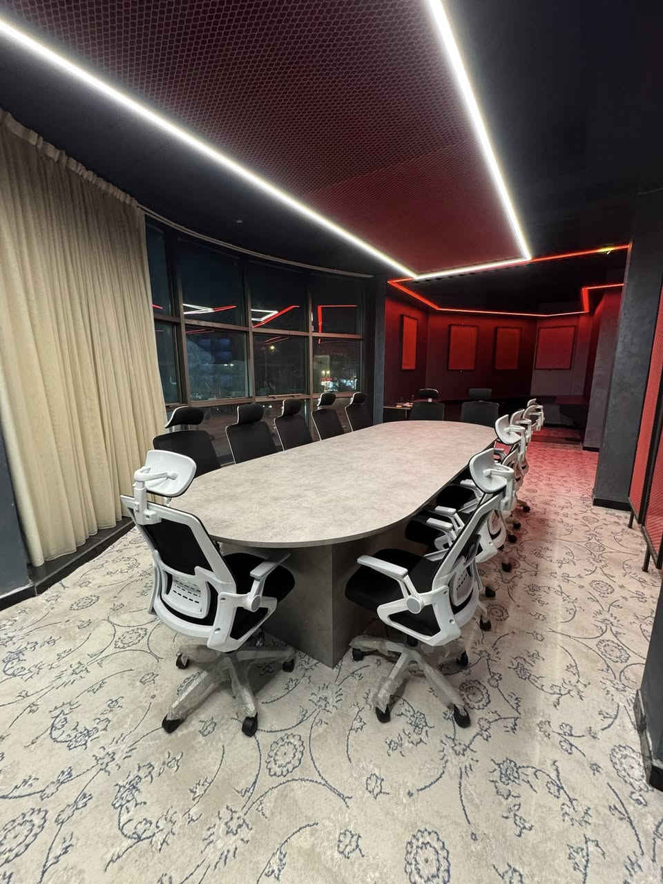 ميز اجتماعات خشب mdf  اصلي 
قياس 280 cm x  طول 
عرض 110cm 
تقريباً 
السعر 500 الف 
للتواصل ***********
