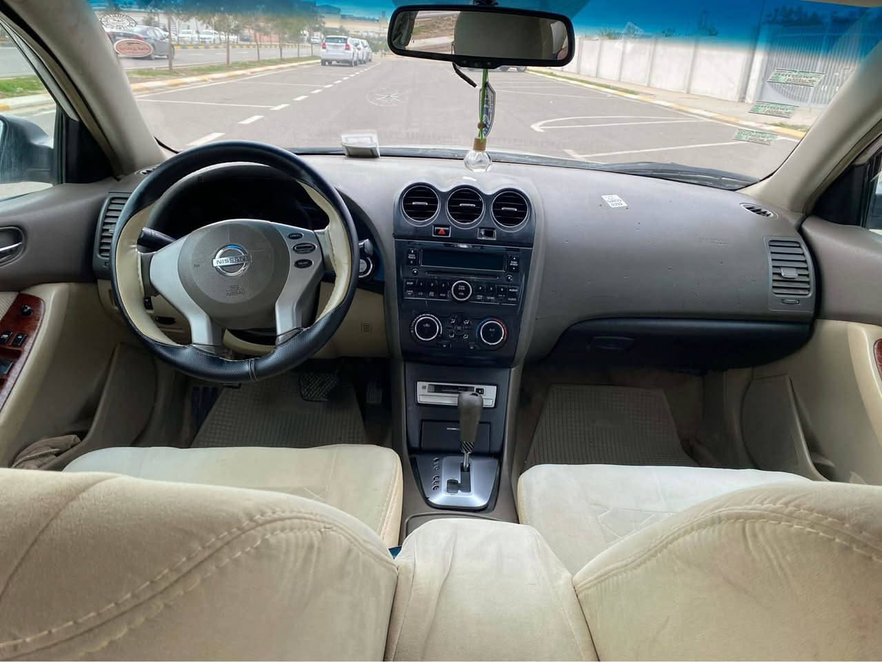 نیسان ئالتیما
مۆدێل2008کراوە 2012
رەقەم هەولێر
گێر و مەکینەی بەشەرت تازە بۆی گۆراوە ئەوروپیە
ناو زەرد
4تایەی تازە
پێش و پاشی تازە گۆراوە
3پارچە بۆیاخە ناو گرتنی نیەتەنها تۆزێک لای لایتەکەیە
رەسمی سۆنەرەکەیم  داناوە
سەیارەکە جوانە و بێ مەسرفە
سعري:85مجالي کەم
*********** كالار, السليمانية
