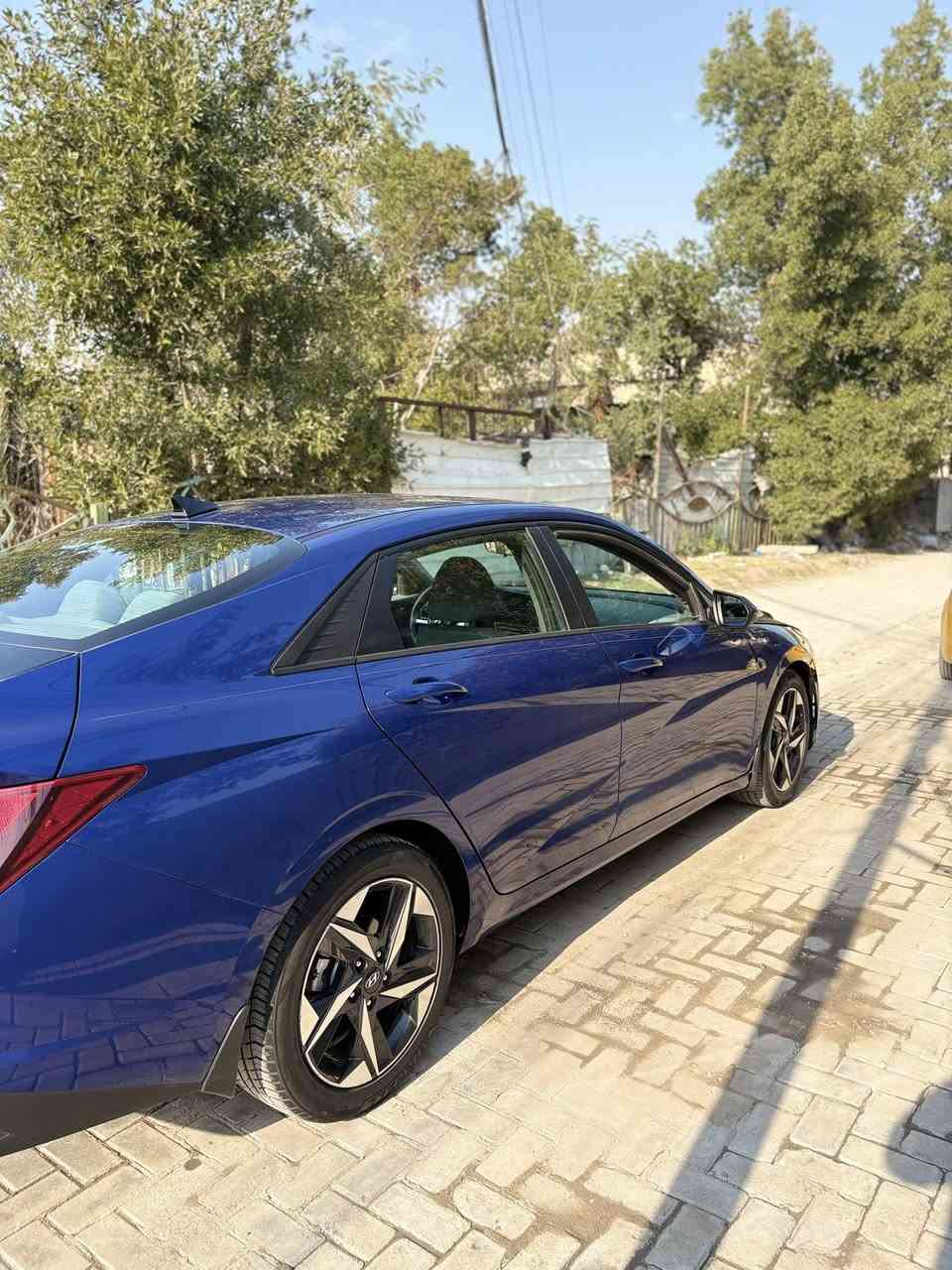 السلام عليكم هونداي النترا موديل 2023سياره جديده بمعنى الكلمه ماشيه 50محرك 2000دوش نص فول السياره 
بصمه 
تدفئه كشنات 
نقطه عمياء 
شاشه ديجتال متصل 
سايد بريك بصمه 
اتوو هولد 
رادار امامي 
رادار خلفي 
حساسات امامي +خلفي 
لد امامي +منضومة زنون 
مانع انزلاق 
تحديد مسار 
قياده ذاتيه 
وبعد بيها مواصفات هواي 
السياره شاد الها منضومه غاز إيطاليه بعدها بل ضمان  
كتلوكات الشركه كلها موجوده بسياره محرك كير كفاله 
حادث السياره حافه البنيد لا لغد ولا شاصي نفسه البنيد معدل كفاله عامه من صبغ وتبديل عنوان السياره بغداد الكرخ اتصال ***********
