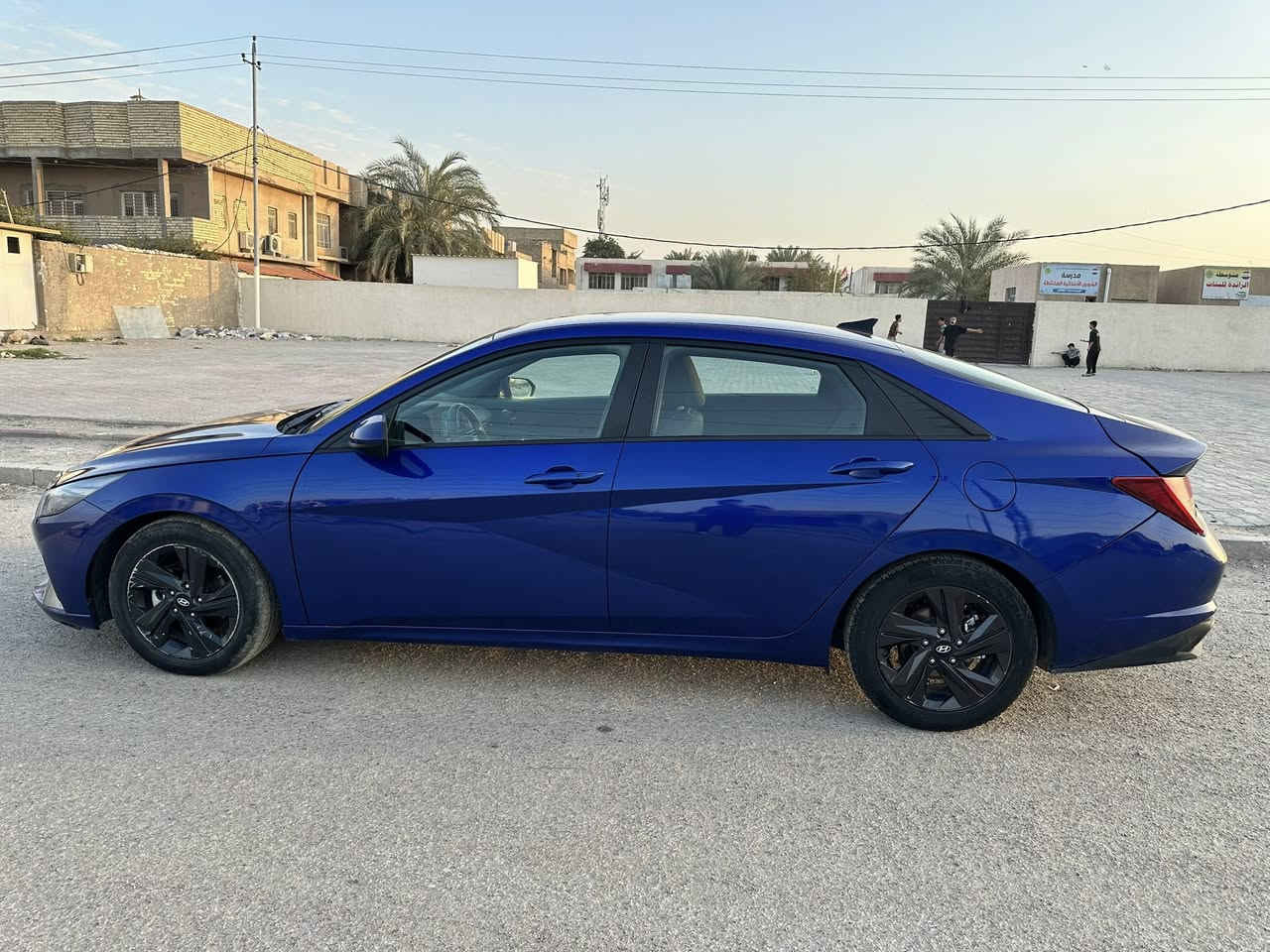 النترا هايبرد
السلام عليكم 
النترا هايبرد موديل 2023  
فئة BLUE hybrid 
• محرك 1.6 GDI  بالإضافة الى محرك كهربائي مغناطيسي بقوة 32 كيلو واط وگير DCT دبل كلچ 6 سرعات 
• بصمة تشغيل وأبواب وصندوق ذكي يفتح عند الإقتراب 
• تشغيل عنّ بعد 
• نظام تجنب التصادم الأمامي مع كشف المشاة.
• نظام المساعدة في البقاء ضمن المسار (LKA) 
• نظام المساعدة في تتبع المسار (LFA) 
• نظام التحذير من النقاط العمياء (BCA) 
• نظام التحذير من حركة المرور الخلفية وتوقف ذاتي
• مناخ التبريد منفصل بين السائق والراكب
• سايد بريك كهربائي
• 3 وضعيات قيادة Smart - Normal - Sport
• تدفئة كشنات 
• كاميرا خلفية دوارة 
• شاشة بلوتوث وتدعم Apple CarPlay و Android Auto لاسلكياً يعني بدون كيبل
• لايت زنون LED ٣ عدسات ناصي عالي 
• باگ لايت LED 
• إقتصادية بالبنزين التفويلة تمشيك 850 كيلو 

السيارة جاهزة من كلشي ومحرك وگير بلاديات عالشركة ما مفتوح بيهن شي وما بيها أيّ نقوصات ثانية يعني شغّل وأطلع 
حادثها بأمريكا بنيد فقط ومبدل وصور الحادث موجودة بالمنشور وبالعراق صار بيها صبغ بالچاملغ الأمامي الأيمن والأيسر والصندوق والباب خلف السايق أثر طخات سطحية بدون دواخل وشاصي ولغود مكفولات 
رقم بغداد بإسمي 
السعر 149 قابل للتفاوض 
عنواني بغداد - الغزالية 
***********
