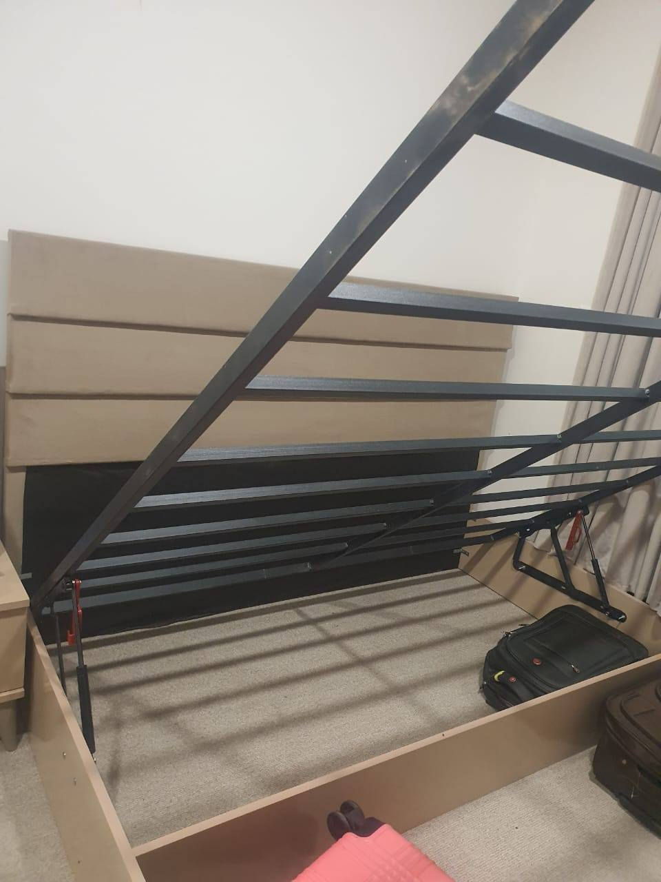 I’m selling a bedroom set in good condition, including:
- 6-door wardrobe
- Double bed with storage underneath
(Mattress not included)
All pieces are well-maintained and ready to use. 
Feel free to message me for more details or picture أربيل, العراق


**إذا كنت صاحب هذا الإعلان وتريد حذفه لأي سبب، رجاءا أرسل رسالة إلى الدعم الفني**