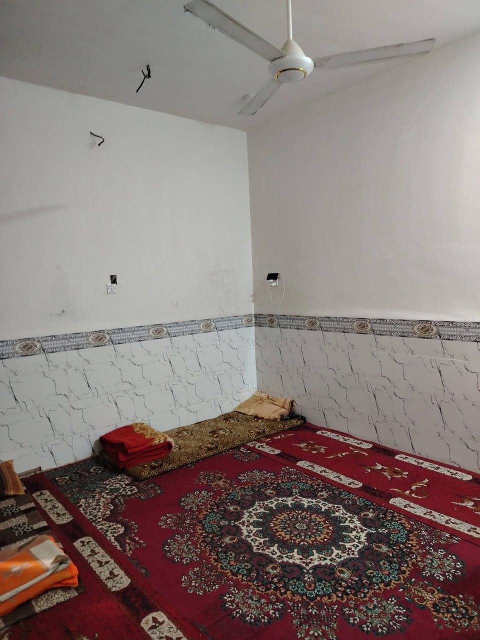 الدار البيع مساحه١٠٠مترطابقين على ساحه بضهر شارع بيتي في ٥٧ تصال على رقم ***********
