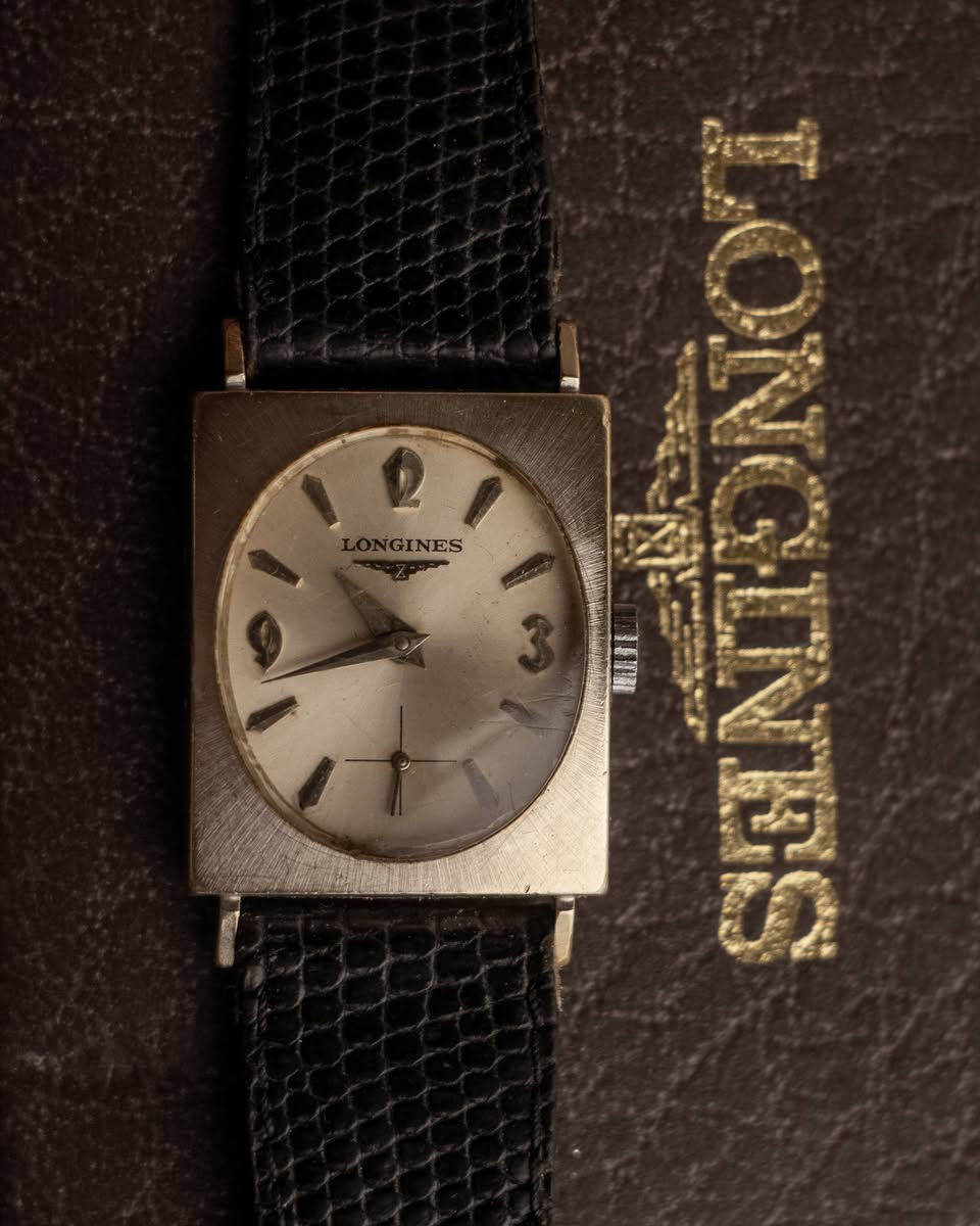 LONGINES TANK vintage 1960 swiss made 
قطعه نادره من لونجين بتصميم تانك انتاج ستينات 
🕟كيس بزل تغليف ذهب ابيض ممتلئء بالكامل 10K 
🕟 ميناء لون سيلفري معتق 
🕟 الارقام ذهب ابيض بالكامل
🕟 عقارب نوع دوڤين مغلفه بالذهب الأبيض 
🕟 ماكنه نصب تكويك 17 جوهره وقت مضبوط بالثانيه
🕟 عيار الحركه 370
🕟 الرقم المرجعي 12825280
🕟 سنتر ثواني منفصل 
🕟 علبه لونجين الاصليه 
🕟 قفل لونجين اصلي 
🕟 مهتم بالسعر راسل خاص او أتصل 
*********** واتس آب
