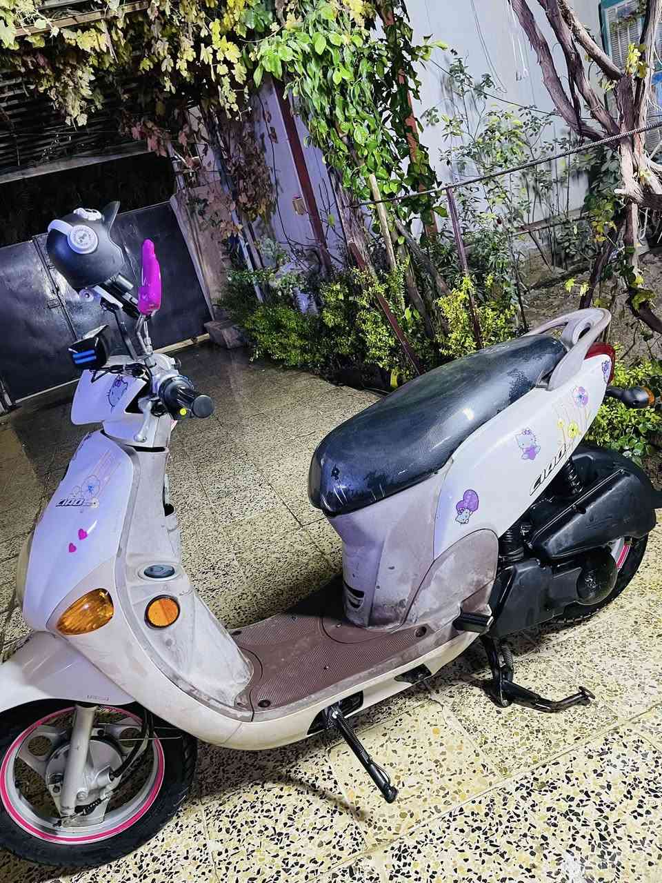 السلام عليكم
دراجه فلة للبيع 
جديده بمعنى الكلمه صارلها شهرين نازله رمبه تجي وتشوفها بعينك دهنها امزويل كل ١٥ يوم ابدله استعمالي الها قليل جدا 
السعر مليون و١٥٠ وبيها مجال مكاني بغداد البياع رقمي ***********
