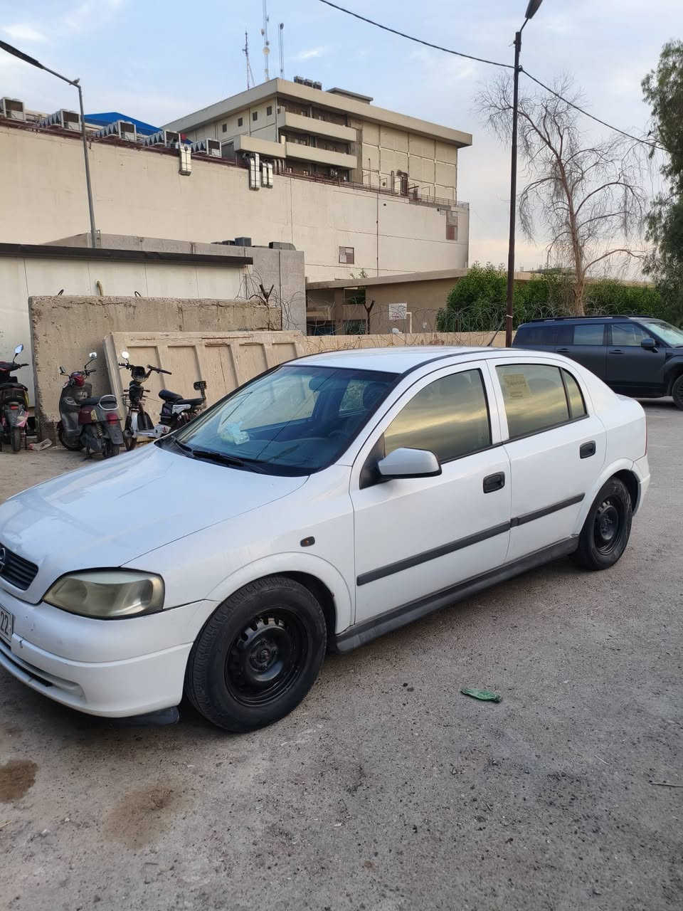 اوبل استرا 2002بلادية كير عادي 
محرك1600 مسكر 
محرك وكير كفالة عامه 
تبريد ثلج الصدر جديد 
باتري وسلف وداينو مع تخم تاير كله جديد 
كهربائياتها على وضع الشركة ماملعوب بيها 
ترايك وين متريد 
السعر 58 وبيها مجال. جدا بسيط المو شراي ليخابرني ويصرف رصيد 
للتواصل ***********
مكاني العامرية و ابو غريب
