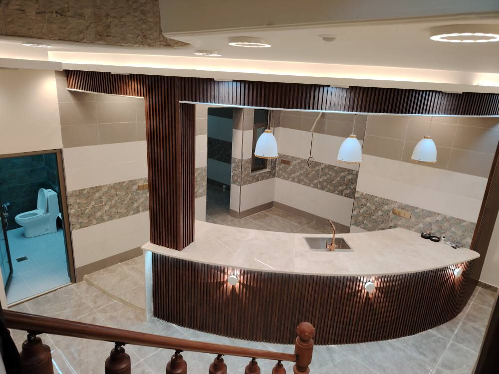 المساحة ١٥٠ متر. طابقين ونصف..
يحتوي على 5 غرف نوم مع استقبال مع 2 مطبخ حار وبارد.
مع كراج سيارة. كونكريت مسلح نظام كاميرات مع تبريد فول. كل الغرف والمطابخ مغربي حديث مع انارة ٣ الوان
طابو زراعي سند ٢٥. شارع تبليط 10 متر كهرباء ماء مجاري فول تاسيس. 
. المكان كربلاء مقابل مستشفى الكفيل التخصصي. كاع محمد حلوة مجمع الصنوبر.
للاستفسار الاتصال على الرقم ***********
ابو محمد الطرفي كربلاء, العراق
