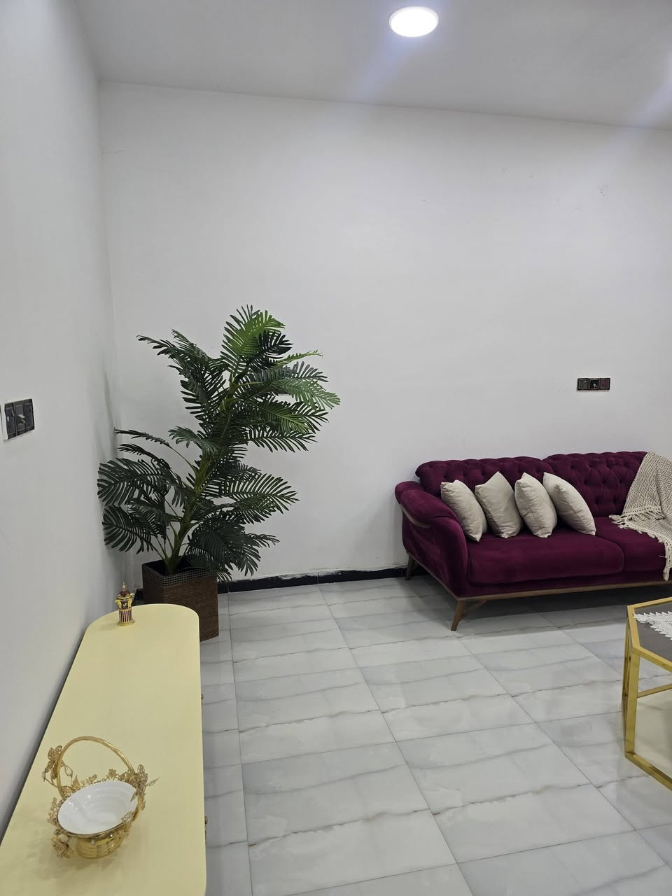 المساحه ١٥٠م طابق واحد
الواجهـــــــــة ١٥م النــــــــــــزال ١٠م
الكــوت الجــديــده شارع اليوداوي 
يتكون من استقبال وهول ومطـــــــبخ ومجـمــــــــع صحـــــــــــيات داخليه وغرفه نوم وبيتونه كبيره 
عرض الشارع ١٥م 
🌹مكتب أحمد أبو ميلاد للعروض العقاريه المميزه، 
يمكن التواصل عبر الواتساب على الرقم ***********
