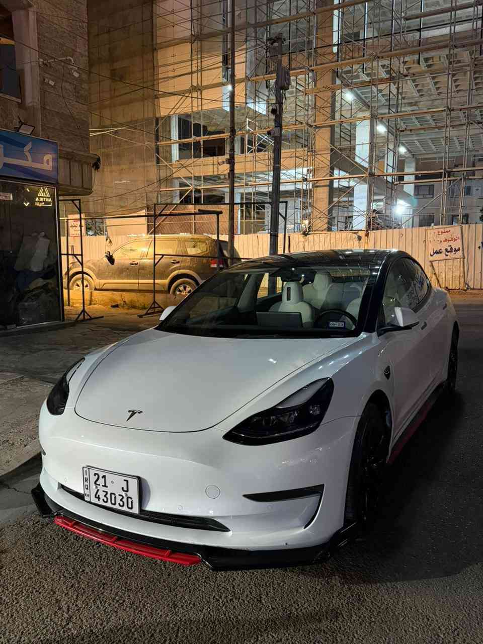 السلام عليكم
تسلا مودل ٣ 
تك ماطور
اوف لاين 
موديل ٢٢  
ماشية ٢٢ الف كيلو جديدة 
حادث امريكا جاملغ خلفي ونص الباب الخلفي وكلير من امركيا باب السايق وجاملغ الامامي جهة السايق والبنيد 
وياها شاحنة ٣٢ امبير  اصلية 
داخل ابيض المرغوب جديد جداً 
السيارة جاهزة وجديدة وكاعدة ١٠٠٪؜ 
بدون اي نقص 
ولا رسالة جاية الها 
مواصفات التسلا المعروفة 
280 HP🔋🚀

السيارة مصروف عليها 
كاعديات روزلاين  اصلية 
دوسة امامية اصلية 
دوسة جانبية اصلية 
ويل 19 اسود لامع 
فلنجات لون احمر
صبغ حراري اصلي 
السيارة مسويها تو كلر مغلف التكم اصلي
والسيارة بلحقيقة احلا من الصور بهواي 
ومرتبة كلش حلوة تجي تشوف السيارة بعينك 
السيارة سنوية بأسمي شرط التحويل 
*********** 
مكان السيارة بغداد اليرموك

السعر 133 وبيها مجال للشراي 🤍
