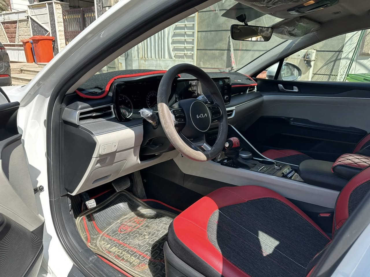 السلام عليكم 
للبيع كيا k5 خليجي استلام شركة
السيارة جديدةبمعنى الكلمة كفالة عدى رصعة كد شبر بالباب الخلفي راجع بارد والبقي كفالة من شخط وتكحيل 
المواصفات 
شاشة كبيرة 
حساسات امامي خلفي 
تبريد قطعتين 
مري قلاب 
كشن كهرباء
وباقي المواصفات عدا الفتحة والجلد 
السعر ١٩٥وبي مجال
مكان السيارة شارع فلسطين
الرقم: ***********
