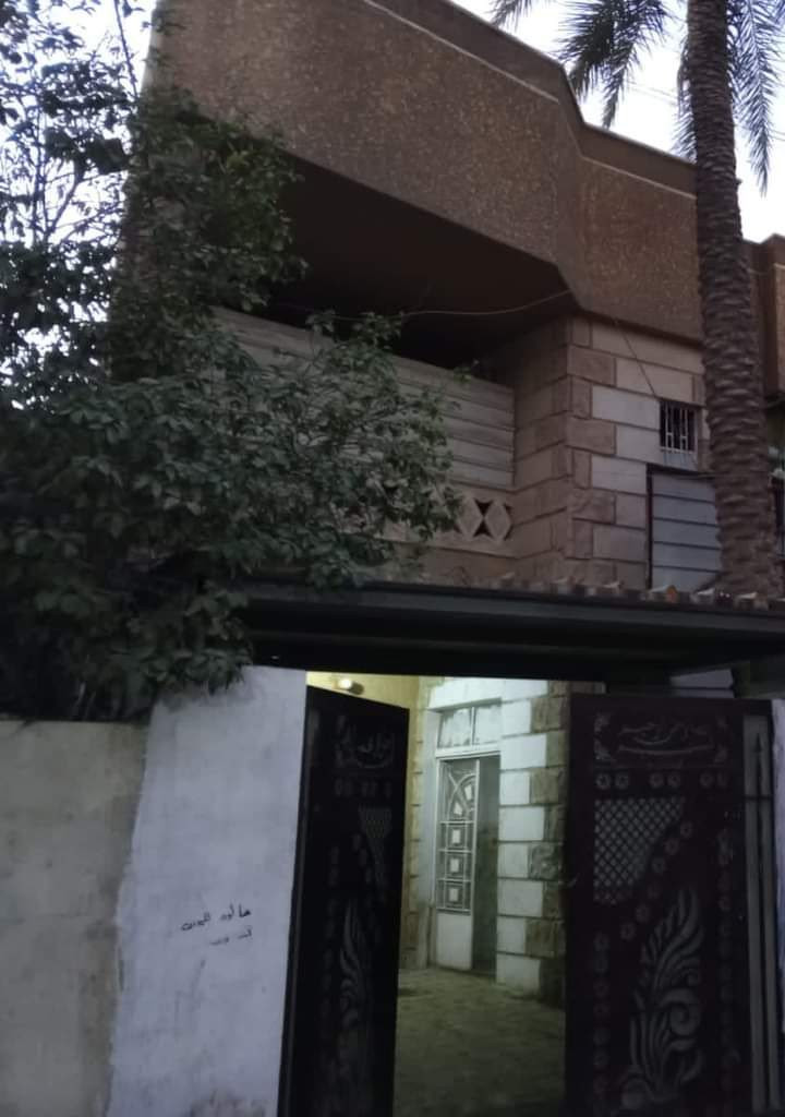 مساح   ٢٠٠متر  /١٠في٢٠نزال يحتوي ٥نوم+خدمات كراج حديقه بناء حديث مسلح هاتف ***********
