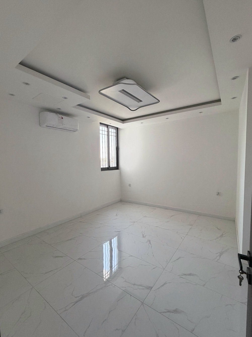 شقة حديثة للايجار في ابو نؤاس مطله على نهر دجلة الفرع بين شارع الكرادة داخل وابو نؤاس يوجد فيها :

غرفتين وصالة
حمامين
120 متر
الطابق الرابع
البناية حديثة جدا
كراج
حارس
بناية نظيفة وامنة
جرس مع بوابة الكترونية
باب تفتح بالبصمة
بلكونة واطلاله على نهر دجلة
زجاج مزدوج 
مصعد
سعر مليون ونص 
للتواصل ***********
