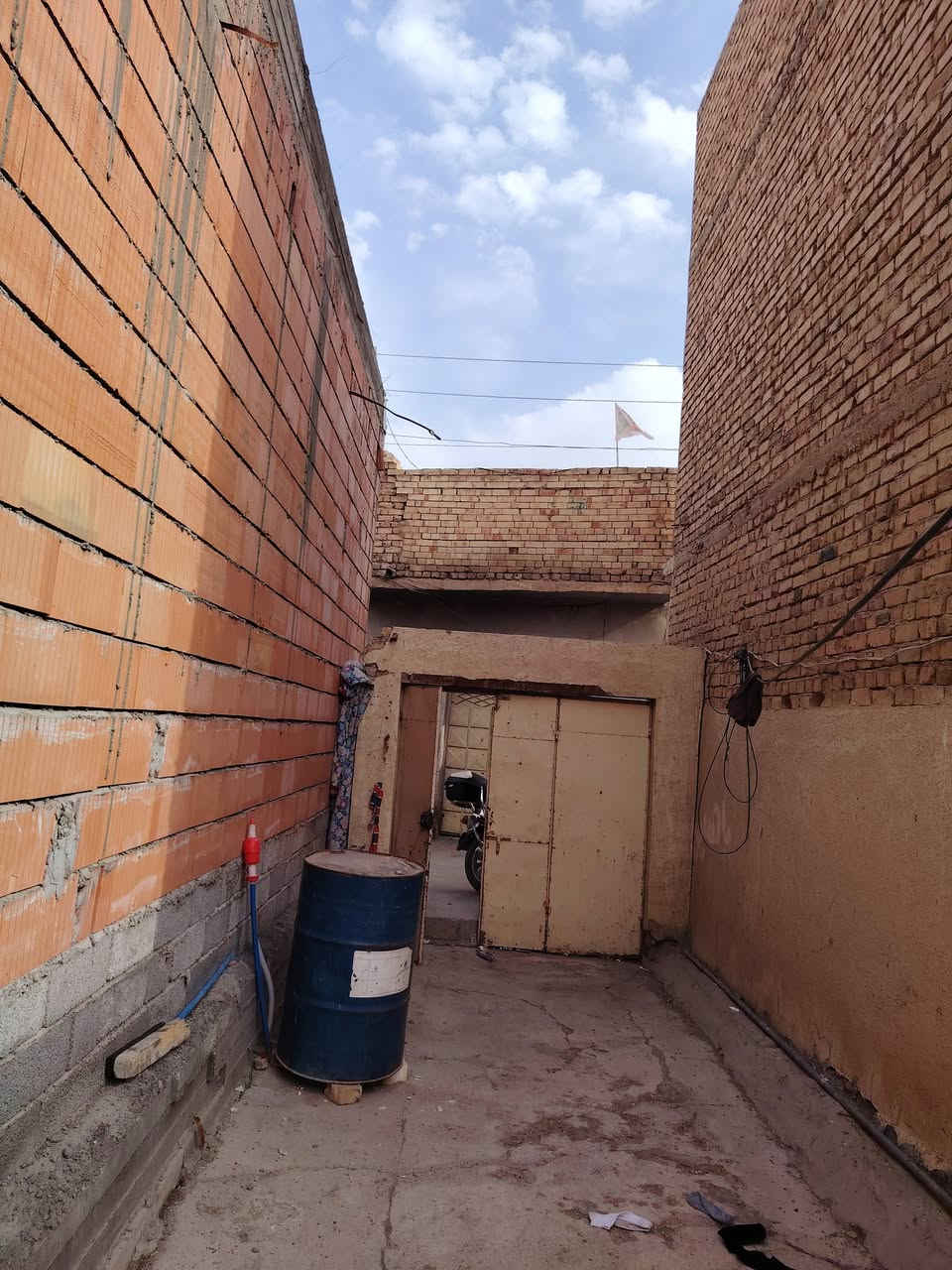 على بركة الله
يتوفر بيت قديم المساحة ١٩٥ متر
نوع العقار ملك صرف
الموقع باب السور
البيت يحتوي على غرفتين نوم
صالة
مطبخ
صحيات
و طارمة كبيرة

الخدمات متكاملة
للاستفسار أكثر زورونا في مكتب الشمري للعقار او الاتصال على الأرقام التالية
***********  الخبير العقاري محمد صبحي 
***********  الوسيط العقاري حسن صدام
