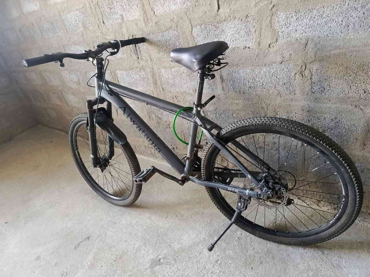 للبيع نضيف حيل لون كحلي حجم 28 

سعر 80 وبيزمجال شي قليل 

*********** اسيا

***********كورك
