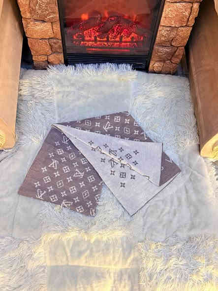 جلسة تصوير بأجواء شتائيه 🌧️🌧️🌧️
نزلولنه صور اجوائكم الشتائيه بالتعليقات خنشوف الترتيب والأجواء الدافيه 🔥😍
.
#LOUIS_VOITTON
 من ارقى الماركات العالمية...
وشاح كتف صوفي منسوج مع خيوط حرير خامه ثقيله
(طبقتين ) السعر 12.000
.
يوزر الانستا   mars_.stor
.
للتواصل واتساب ***********
.
حساب البيج على الفيس بوك Mars Stor
