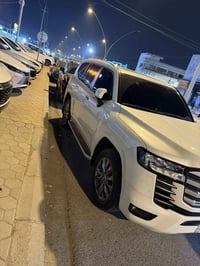 لاند كروز 2023 ساز اصل تون تيربو ماشيه 33 الف تضليل بسنويه مغلفه PPFكا...