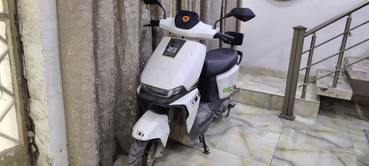 دراجة شحن كهربائية ماركة Yadea / Racer بتصميم رياضي عصري (GT)، اقتصادية جداً وعملية للتنقلات اليومية. الدراجة بحالة ممتازة وجاهزة للاستخدام.
المواصفات الفنية:
• ✅ المحرك: محرك كهربائي قوي وصامت (اقتصادي جداً).
• ✅ البطارية: منظومة بطاريات (أسيد) كفاءة عالية، توفر مدى سير ممتاز بالشحنة الواحدة.
• ✅ السرعة: تحتوي على 3 سرعات (اقتصادي / متوسط / سريع).
• ✅ الشاشة: شاشة ديجيتال بالكامل (LCD) تعرض السرعة ونسبة الشحن.
• ✅ الإضاءة: نظام إضاءة LED حديث (عالي/ناصي) مع إشارات ليزرية.
• ✅ الأمان: مزودة بجهاز إنذار ضد السرقة مع نظام تشغيل وقفل عن بُعد (ريموت كنترول).
• ✅ الإطارات: تايرات "تيوبلس" بحالة ممتازة ومقاومة للثقوب.
• ✅ الإضافات: مقعد طبي مريح + مسند ظهر خلفي للراكب + حمالة غرض أمامية.
المميزات:
• 🚫 لا تحتاج بنزين ولا تبديل دهن.
• 🔇 صامتة تماماً ولا تسبب ضجيج.
• 🔋 شحن مباشر من كهرباء البيت.
السعر المطلوب: 675,000 دينار عراقي (ستمائة وخمسة وسبعون ألف دينار).


**إذا كنت صاحب هذا الإعلان وتريد حذفه لأي سبب، رجاءا أرسل رسالة إلى الدعم الفني**