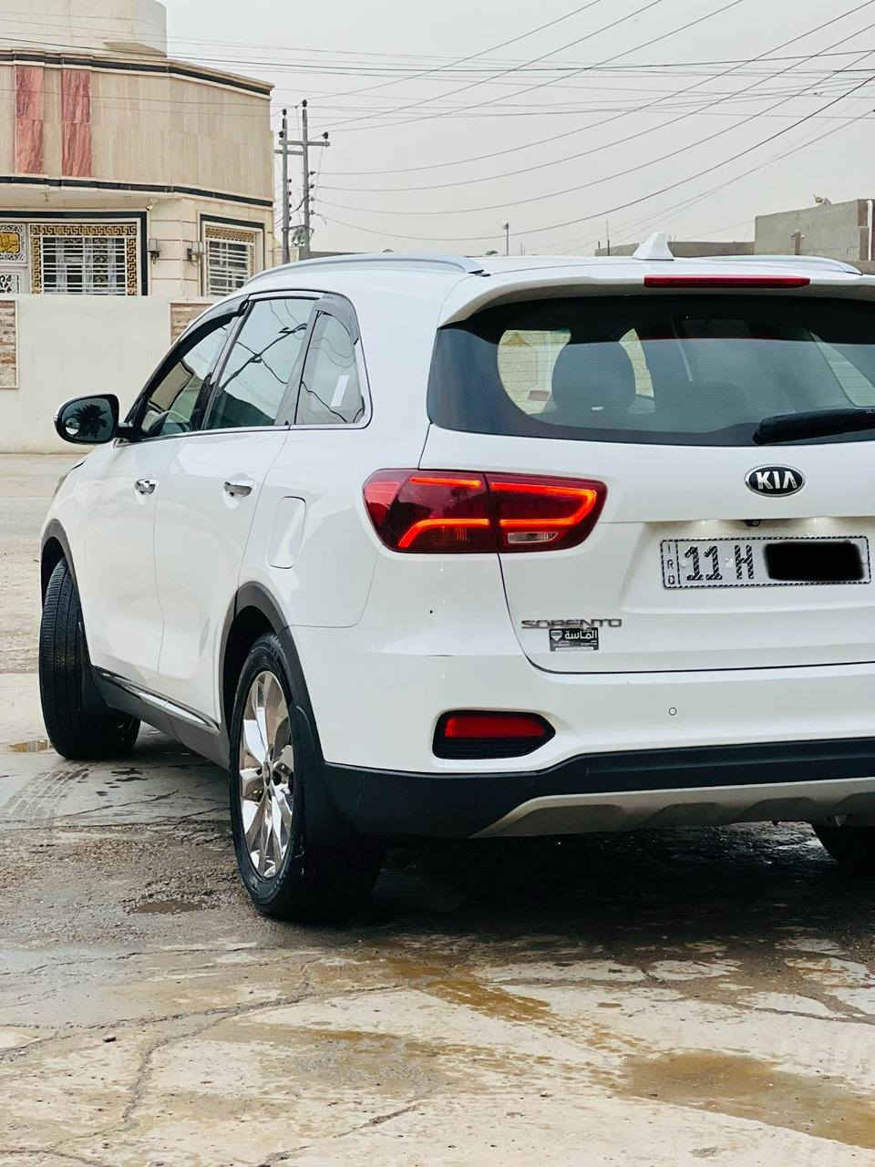 سورنتو 2020 وارد خليجي 
الموديل : 2020 
 الممشى : 200 الف كيلو متر 
 مكينة 3600 ( V6 ) 
الضرر : ضربة بالتكم الامامية اثر حادث عارضة ومعمرة تعمير درجة اولى + صفحة سايق جاملغ امامي تكحيل + خشم البنيد جهة السايق شبر صبغ + بارد وتكحيل باب وجاملغ خلفي عكس السايق + موضحلك صور اثناء التصليح 
  كير ومحرك كفالة 
 رقم بغداد الجديد بأسمي

المواصفات ماعدا الفتحة 
 شاشة حجم كبير
 كشنات الامامية كهربايئة + مساج 
 حساسات  
دفع رباعي 
 سبعة راكب 
السيارة استخدام شخصي ع ايدي ونظيفة جدا ماتصرف عليه دينار وكما موضح بالصور 
العنوان : حلة 
رقم صاحب سيارة ***********
