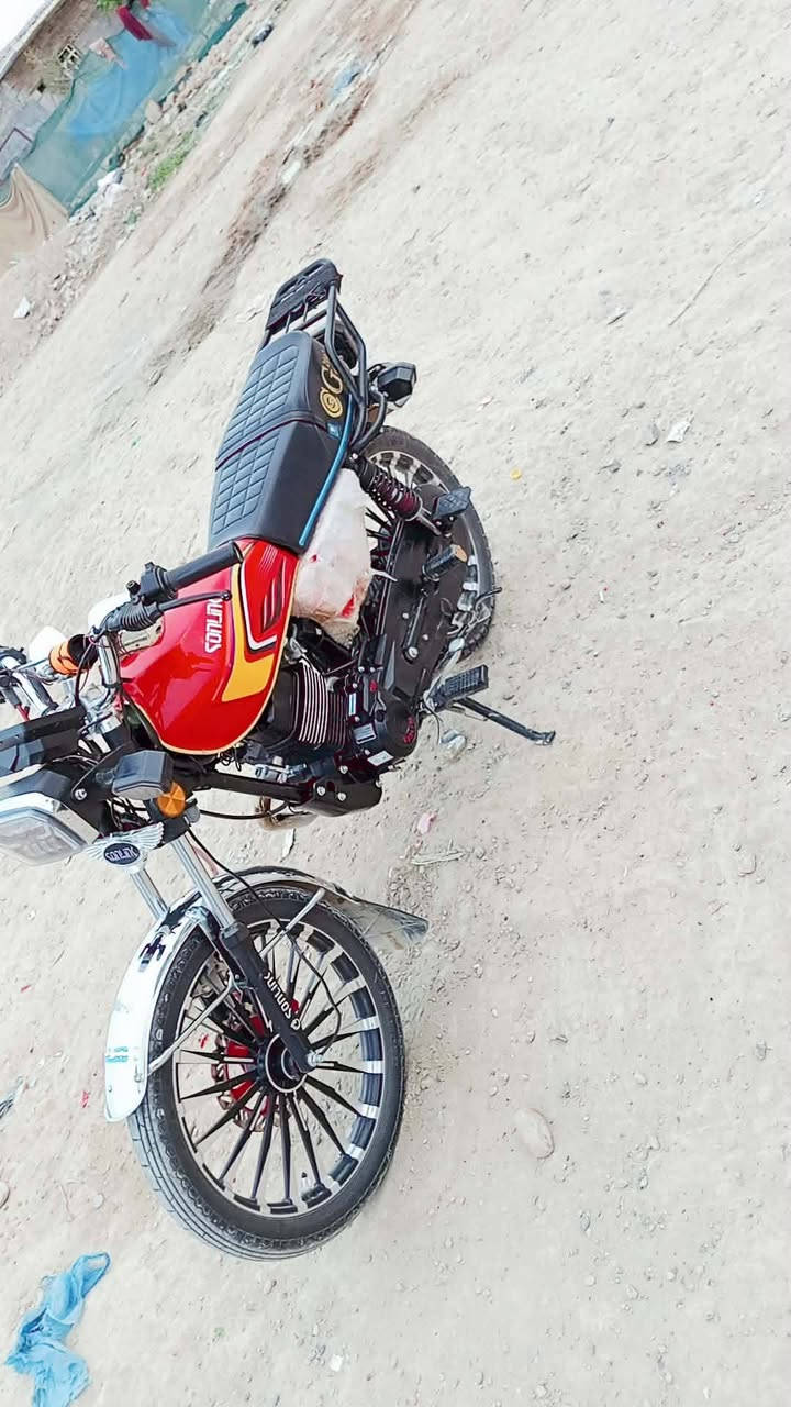 السلام عليكم شباب دراجة  موديل 2025 ضاغطة وزنجيل
 بعدها زيرو
لونها برتقالي يخبل ماشية الف فقط منفيس كامل 
الصلنصة البلادي موجودة السعر 950 وبيها مجال شي بسيط
 الشراي يتصل او خاص ***********
