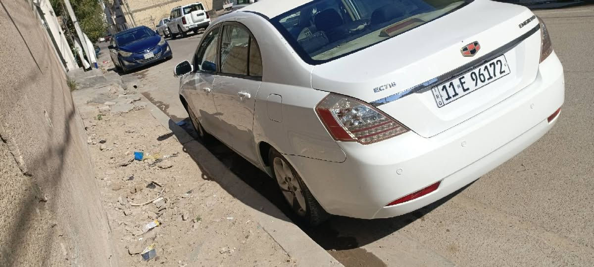 السلام عليكم
جيلي امكراند c7 موديل 2012
رقم السيارة  بغداد الدولي الجديد
محرك 1800 نظيف
كير ومحرك على وضع الشركة
تبريد شغال 
تدفئة شغالة 
الكهربائيات كلها على وضع الشركة 
صدر نظيف 
دوشمة جديدة 
مواصفات السيارة  : 
اشاير مري
فتحة سقف
مصباح اوتو 
سنتر لوك  قفل تلقائي 
ABS 
كامرة خلفية وحساسات خلفية 
شاشة لمس 
السيارة مكفولة من الضربة والصبغ فقط الهالات مصبوغة 
نقصها فقط مشط ستيرن ينقص دهن قليل جدا 
السعر 63 وبيها مجال بسيط
***********
مكاني بغداد حي الجهاد بغداد, العراق
