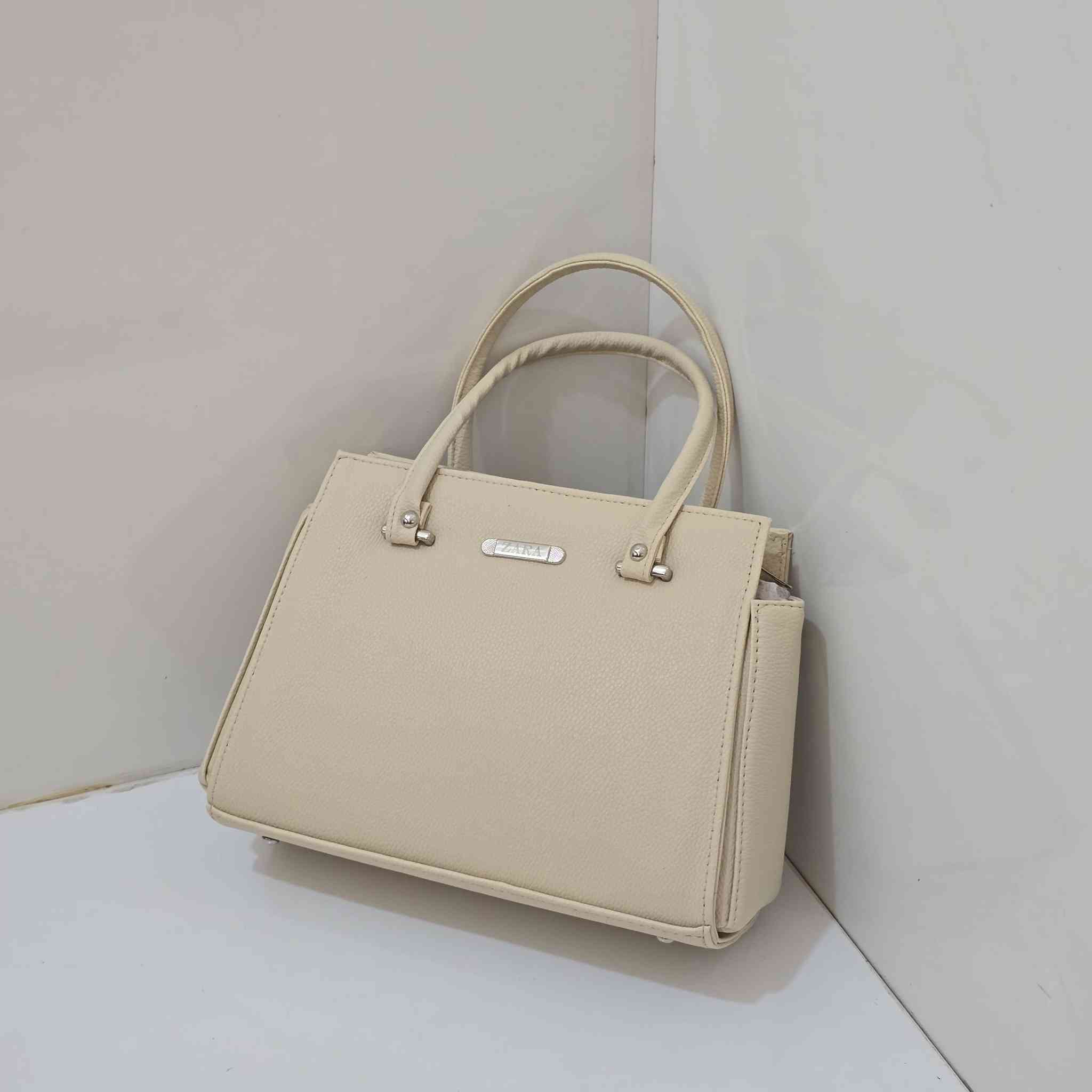 #هذا_الجمال_كله_ب١٠ الف فقط 
التوصيل لكل محافظات العراق صار #ب٣ الف فقط 

متوفره حسب الالوان المرفقه في الصور ❤❤❤

#اذا_حبيتي_تكون_اطلالتج_مميزه راسلينا ع البيج 
او الاتصال ع الرقم ✅️***********✅️

  #التوصيل لكل محافظات العراق صار   (٣) الف فقط
