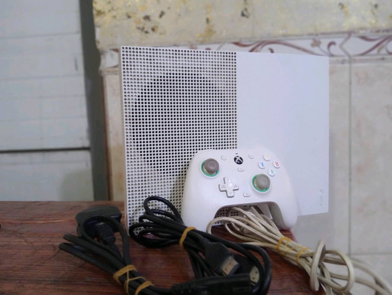 السلام عليكم جهاز اكس بوكس وان S ذاكره 1T
مع يده سير 
واير HDI و واير تشغيل و واير اليده 
مع كامل ملحقاته مخلص اشتراك كيم باص 
ما مفتوح نضافه 98% السعر 200 وبي مجال حك الجيه تواصل خاص العنوان بغداد حي ور ام الكبر والغزلان قرب تقاطع الكياره
