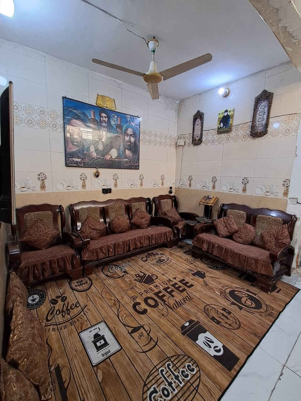 بيت للبيع 100 متر طابق ونص البيت بي سند 25 ووكالة الطابق الاول كامل بياض وسراميك والأرضية بورسلين وترك خلفي على عرض البيت وبي حمام داخلي والطابق الثاني غرفة وصالة وحمام مبنيات بس سگف سندويش ارتفاع السقف 3 متر   العنوان حي السفير شارع عشرين مقابل حسينية آل الرسول ثاني فرع للاستفسار ***********
