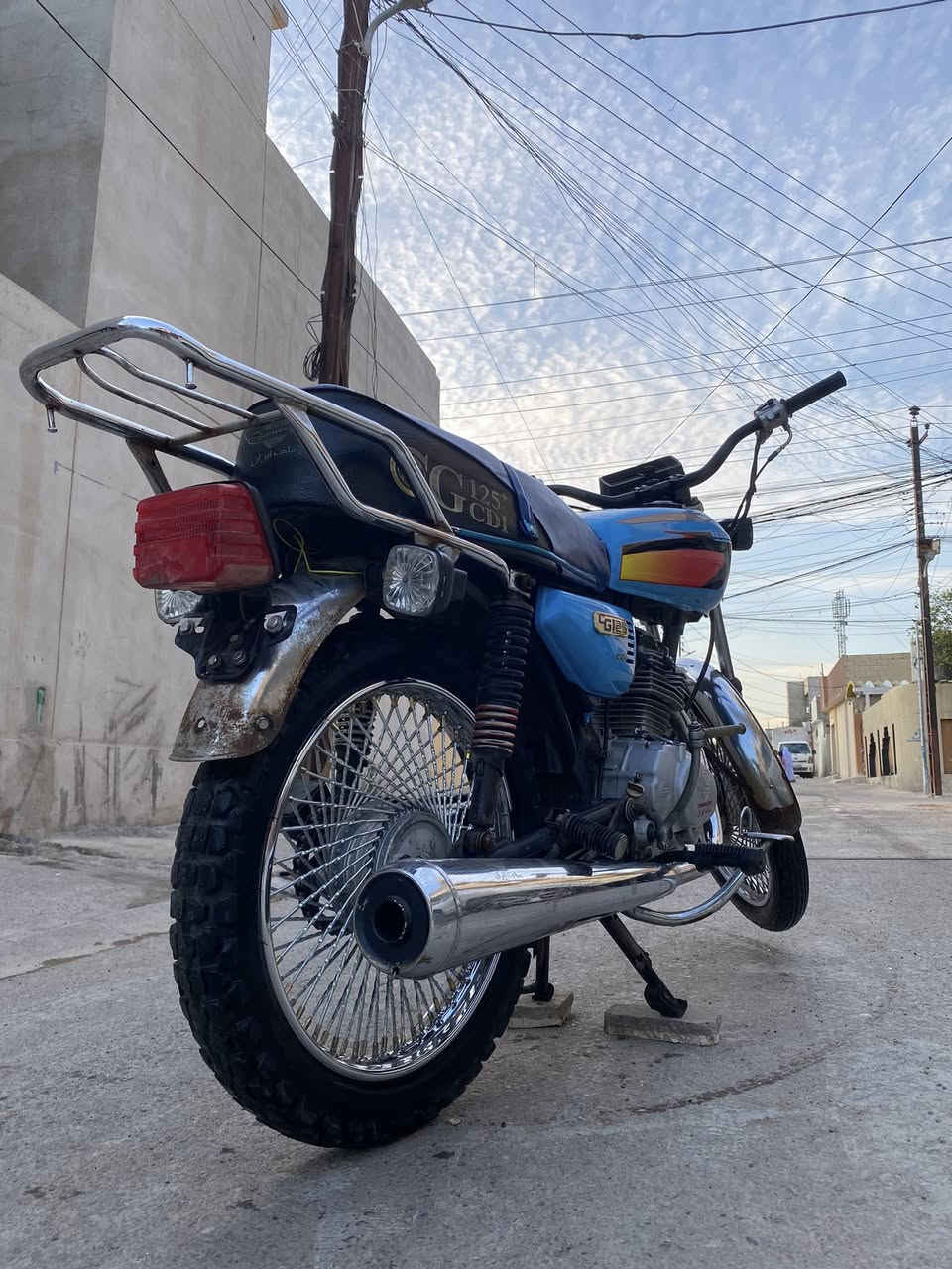 السلام عليكم 
دراجه ايرانيه سونك للبيع 
الدراجه كامله مكمله 
ماتصرف عليها ربع 
كابريتر جديد
كلجات وعينه جديدا
ستيرن رياضي اسود
وايرمنيه شغاله 
الصور كدامك وشوف النضافه 
السعر ٤٥٠ مجال للشراي  
***********
