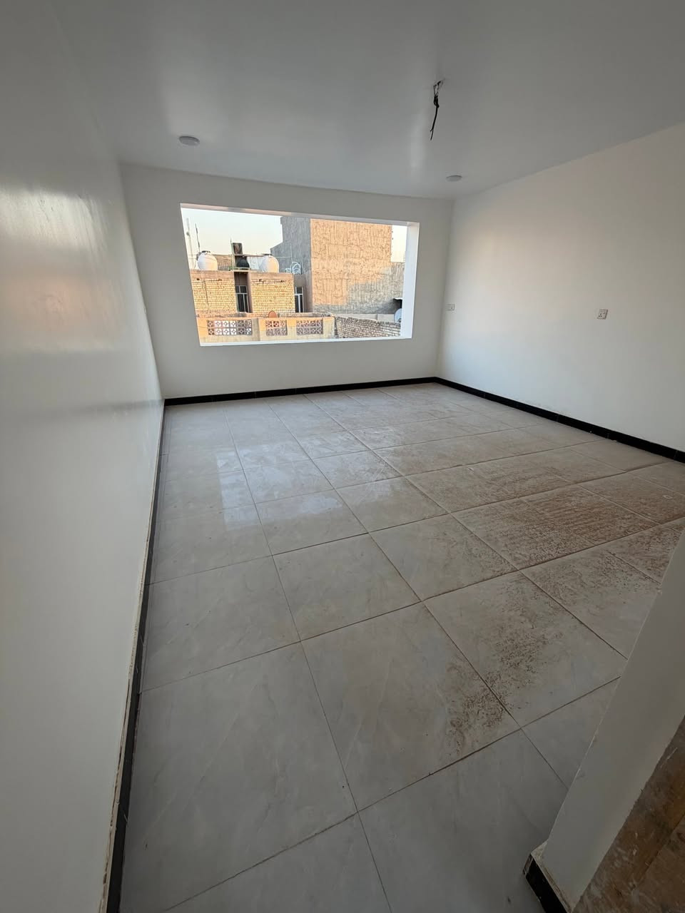 بيت للبيع مساحة ٥٥متر واجهة ٥ نزال ١٠ ونص
العنوان حي القاهرة الدلفية📍
يحتوي على استقبال و مطبخ وخدمات وحولي
طابق ثاني غرفتين نوم مع خدمات
الطابق الثالث  غرفة نوم  مع خدمات وسطح
للاستفسار الاتصال : ***********☎️
