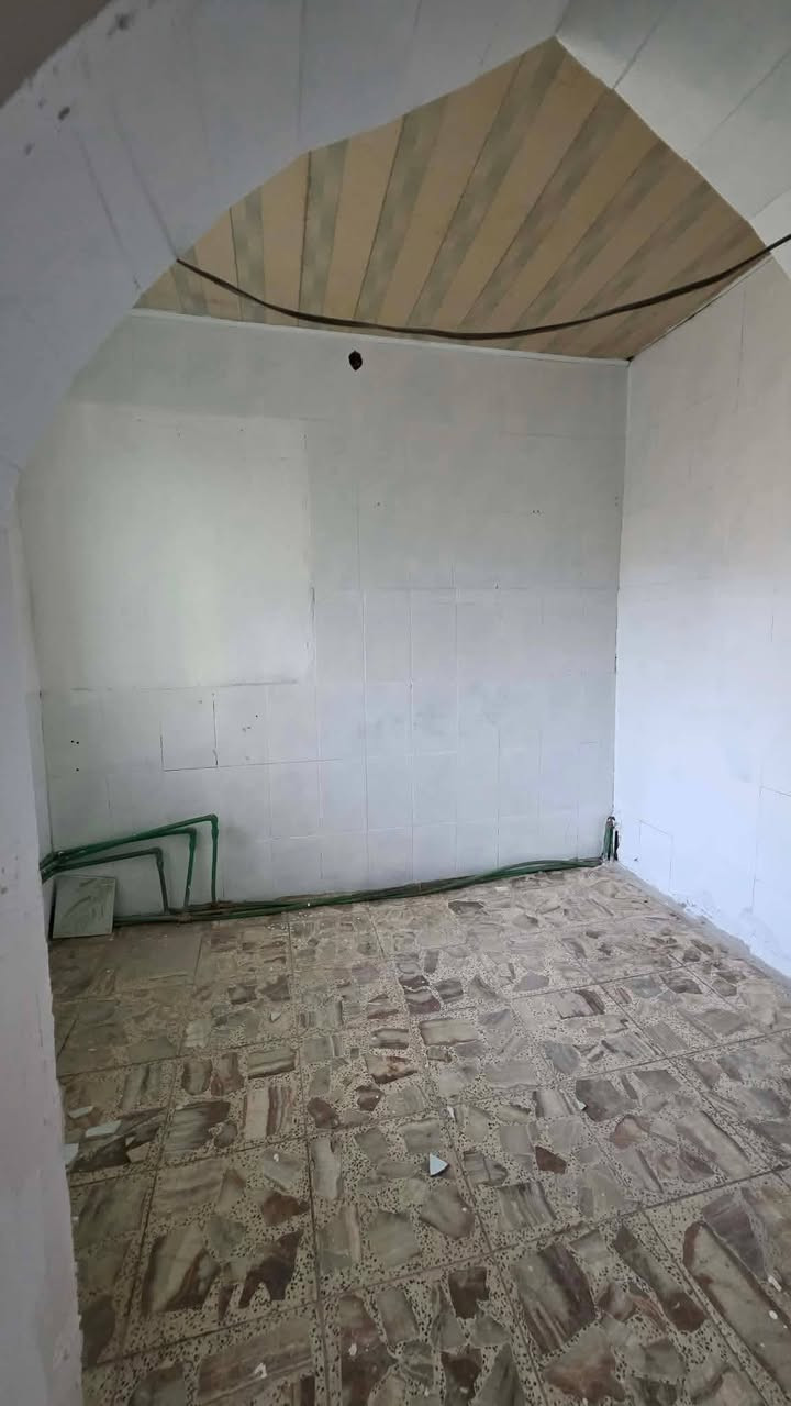 بيت 100 متر للايجار طابقين 
يحتوي على ثلاثه غرف استقبال ومطبخ وصاله 
سعر الايجار 300 ألف 💸💸
النجف الاشرف الحولي قرب مول جوهره العرب 
@سيد زين


**إذا كنت صاحب هذا الإعلان وتريد حذفه لأي سبب، رجاءا أرسل رسالة إلى الدعم الفني**