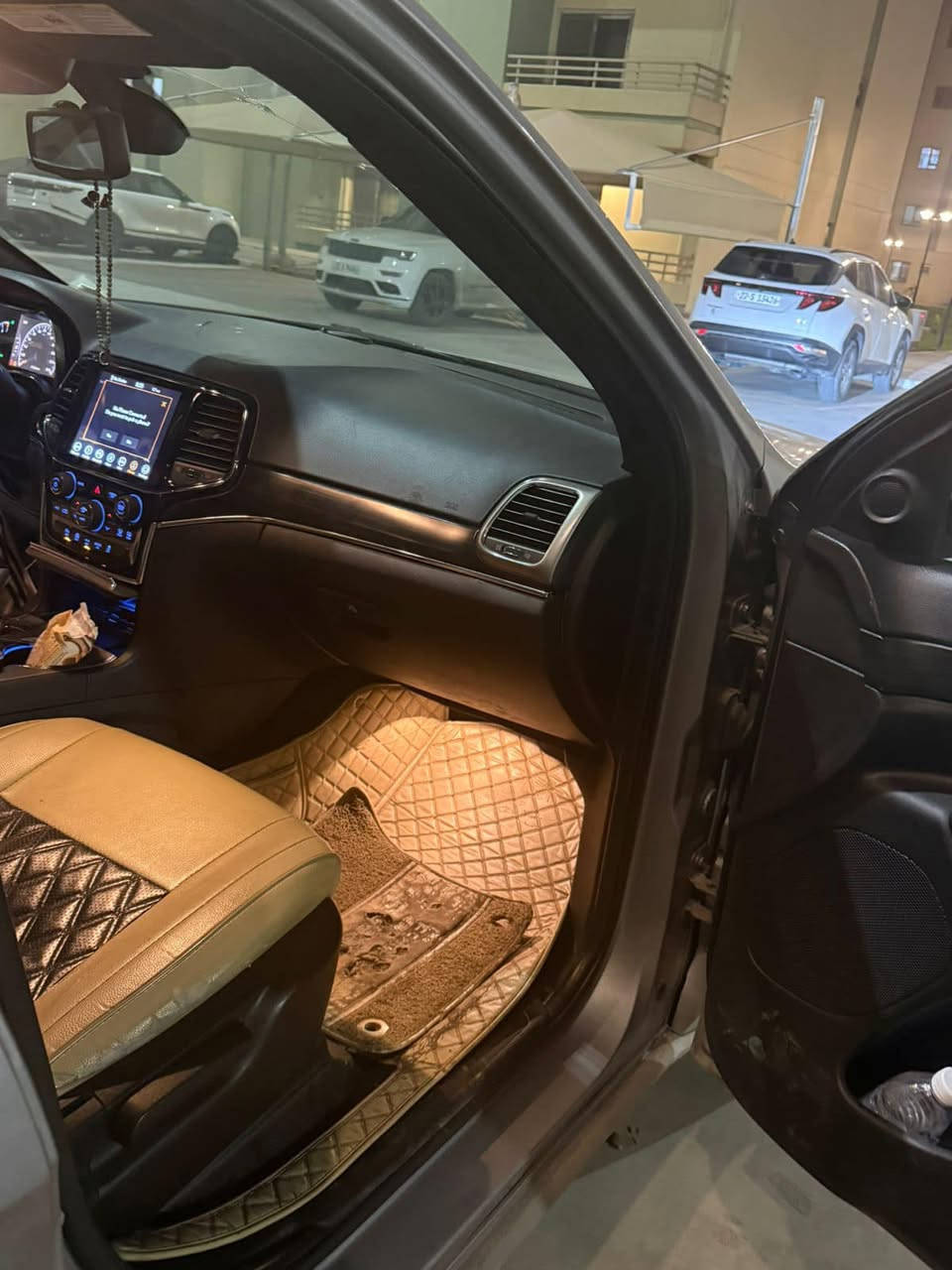 السلام عليكم  
عندي jeep 2021  
 رايديها 230$ وبيها مجال 
مكان السياره بغداد الرصافه  للتواصل  

 متوفر واتساب فقط ***********
