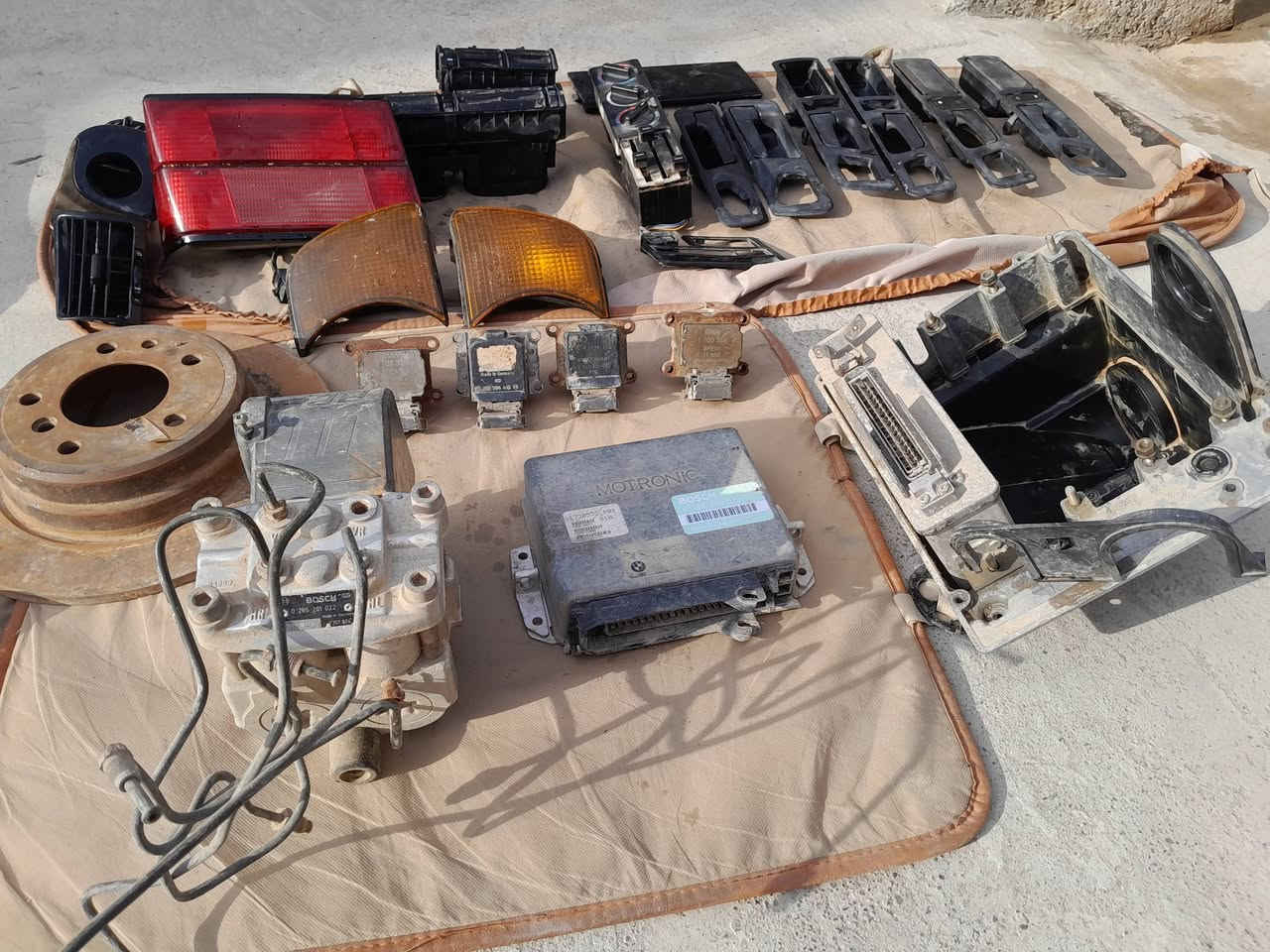 سلام عليكم غراض بي ام ٥٢٥لبيع مكان ديالى يوجد توصيل حسب التفاق ملاحضه جميع الغراض شغاله بدون تكسير ونضيفه كل قطعه وسعرهه[اليدات الكبار خلفيات ١٥وحدة والصغار على ١٠وحدة سكنات+بك لايت ب١٥ دكتات وحده ب٥ وتحويله مال تبريد وبوابات ٢٠ومجاول على١٠واحدوفلنجه ب١٥وعقل مكينه ٦٠وعقل كير ٢٥واي بي اس ٧٥  وشراي تصال على رقم ***********
