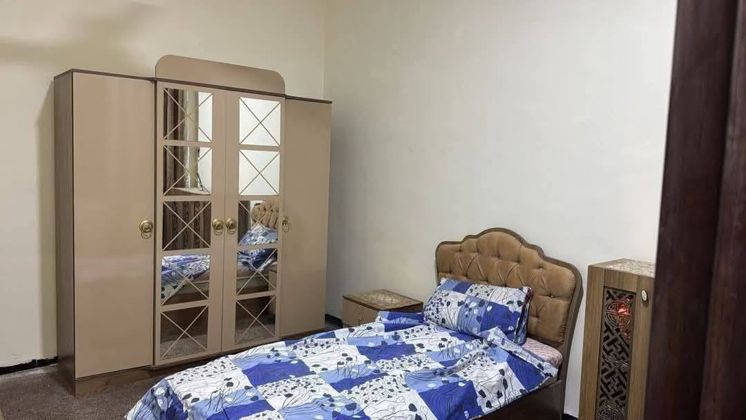 السلام عليكم
دار 75 للبيع مع الاثاث سعر مناسب جدأ 🏠🏠
 يحتوي  على هول صالة
منور مطبخ وخدمات عدد 2
غرف نوم عدد 3
حي الجهاد ديوان المخابرات 
للاستفسار ☎️ *********** واتساب
