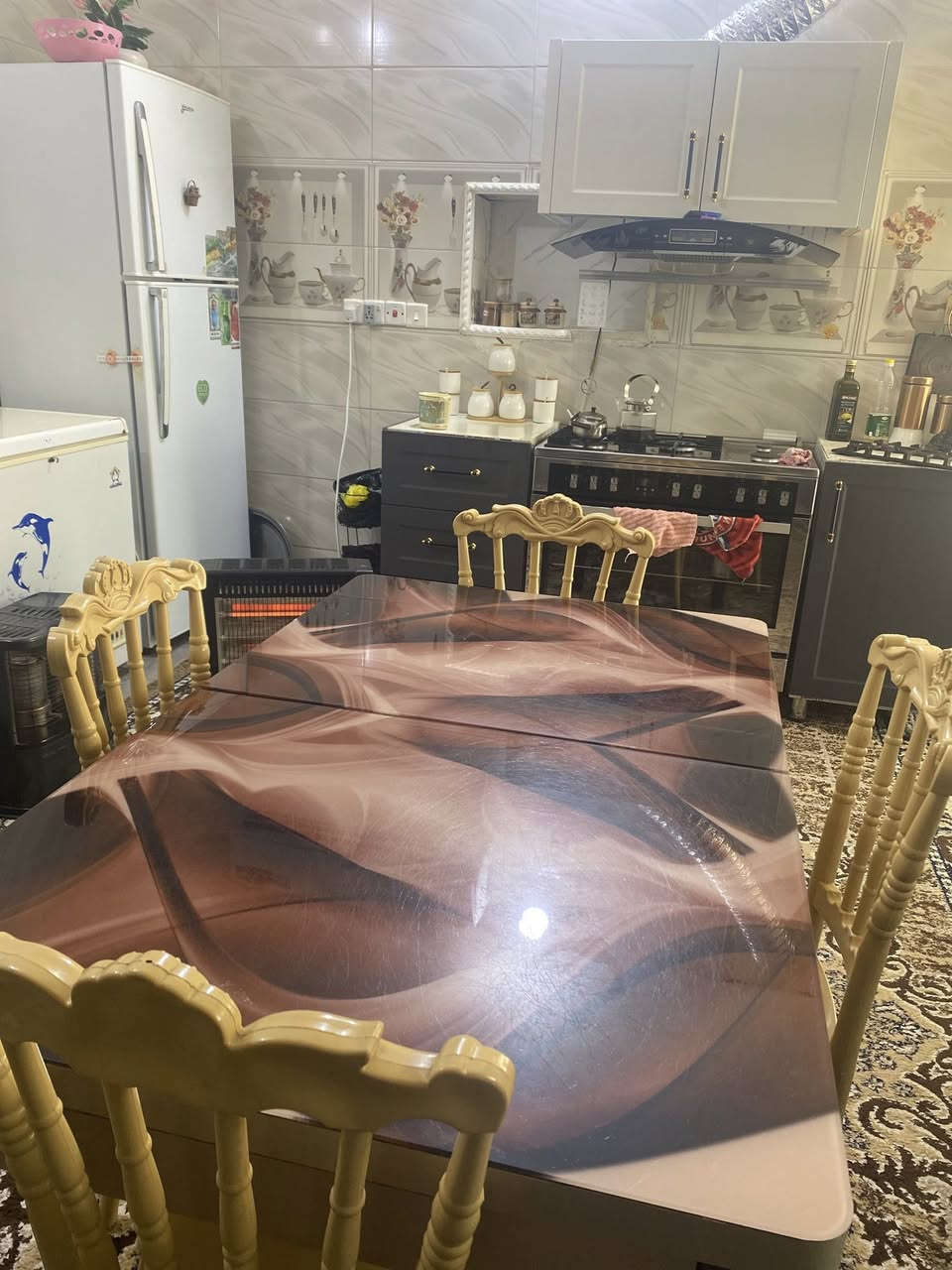 السلام عليكم
ميز طعام للبيع يجي وياه 4 كراسي مثل متشوفون النضافه كدامكم 
الرقم: ***********
متواجد واتساب
