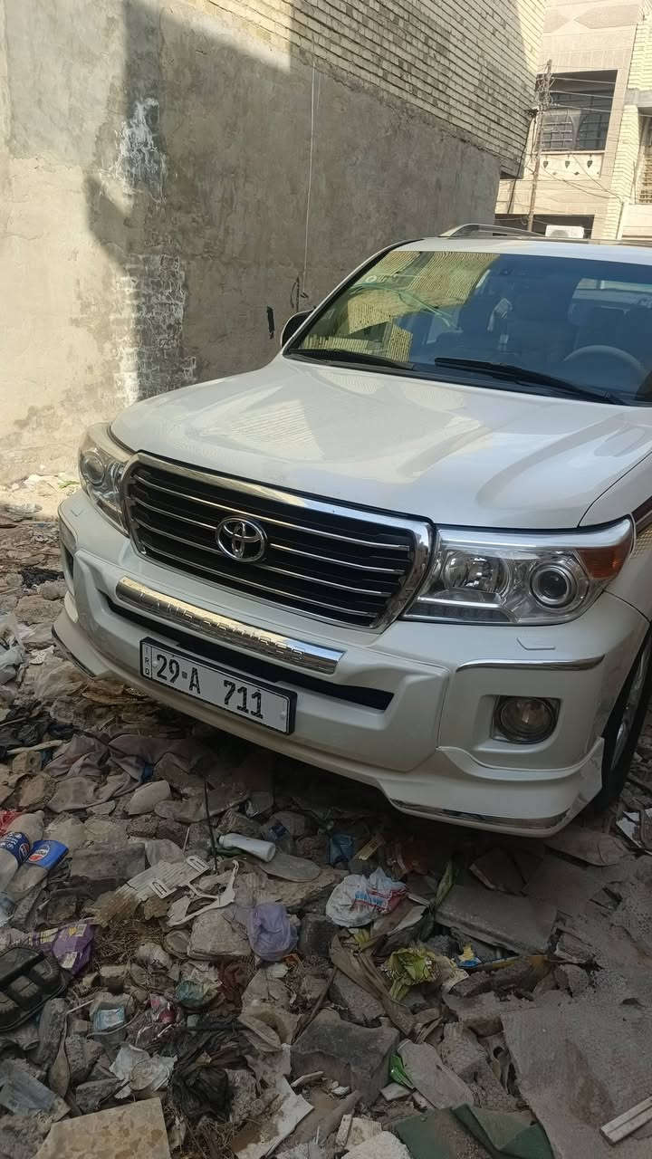 لاند كروزر 2010مكفوله كفالة عامة من الصبغ فول واحد على واحد إبريميه  أم الدفدي رقم مميز بسمي تحويل مباشر داخل جلد بصمة أبواب وتشغيل سياره خير من الله ما عوزها برغي ***********
