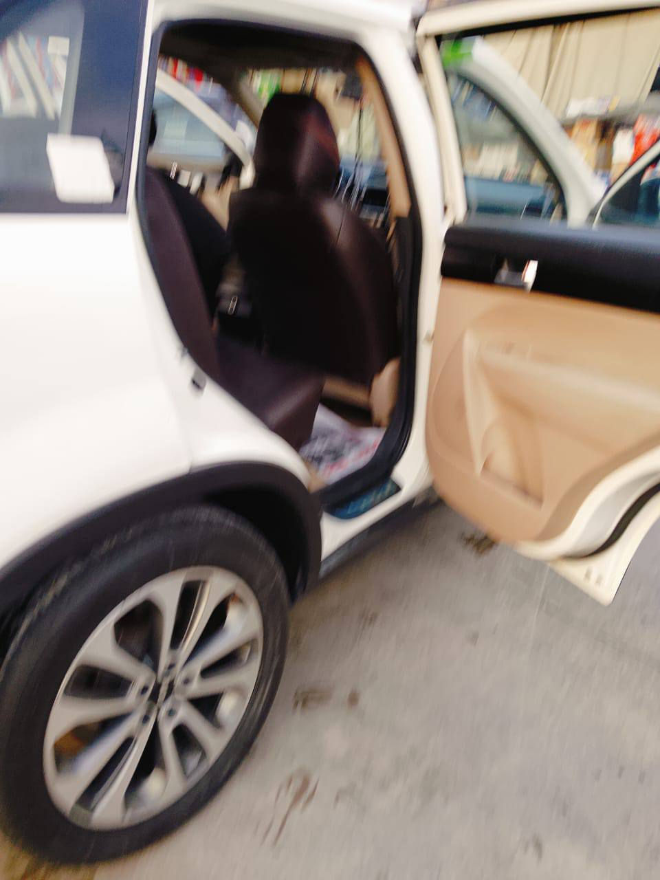 سياره سورنتو ٢٠١٣ شكل ٢٠١٥ محركها ٦ سلتندر و ٧ راكب السياره مكفوله من ضربه وصبغ ما عدا شبر واحد صبغ وهذا رقم صاحبها  
***********
