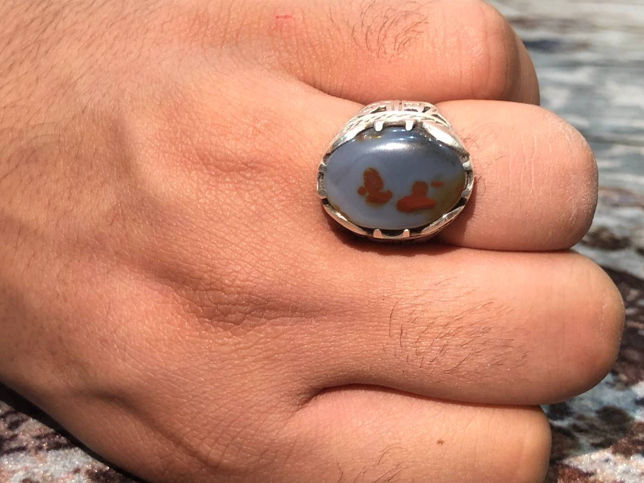 اللهم صل على محمد وال محمد وعجل فرجهم
محبس عقيق شجري مصور بين شخصيتن هما :
سماحة آية الله العظمى السيد الشهيد الثاني محمد محمد صادق الصدر (قدس سرة)
و ابنهٌ سماحة حجة الاسلامية السيد مقتدى الصدر (دام الله عزة الشريف)
محبس عقيق شجري بدون اي تدخل اي خط يدوي من الطبيعة 
محبس،  انعرض للبيع وللتواصل عبر رقم الهاتف : *********** واتساب فقط
