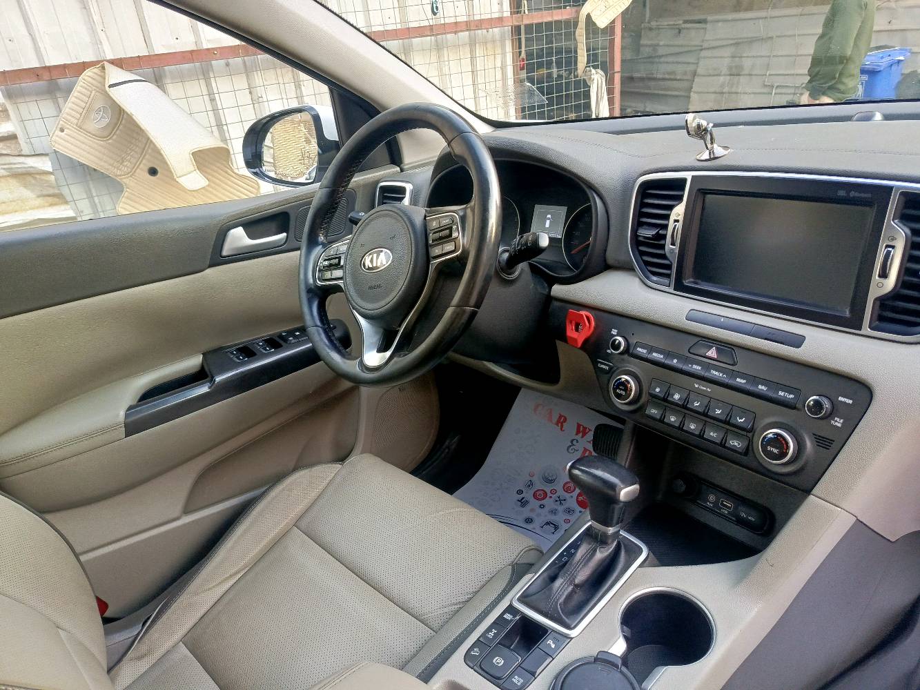 السلام عليكم
سبورتج 2018 خليجي
محرك GDI 2.4 AWD
فول مواصفات
مواصفات الجيتي لاين  بس بدون صندوك الكهرباء والتبريد بلكشنات
  غرفتها نضيفه بلادي جانت مغلفه من اول يوم كشنات سبورت حضن لونين جلد مخرم
حداديتها جديده تايراتها نص عمر بطاريه جديده
دسكات دبل لنك جديده يعني السياره مناقصها شي حتى حمام متحتاج
دهن كير جديد تم تبديله على ضوء الكتلوك بعد ماعبرت ال 120 الف كيلو
بلاديه على وضع الشركه لا مبدل بيها شي ولا عاطل  بيها  شي ولا مبرمجه 
السياره اخذتها زيرو بسنتها وعلى ايدي ومكفوله من كلشي الا من رصعات على الجانب الايسر تتصلح بارد او بي دي ار اني ممشتغلها مخليها على وضعها
ماشيه 127 الف كيلو

   متواجد بغداد بحي الجهاد وحي الحسين والسيديه
رقمي *********** ومتوفر واتس اب
السياره عارضها 185  وبيها مجال ان شاء الله
