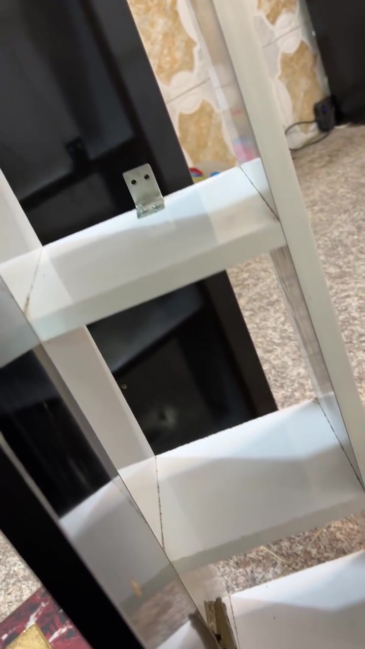 ميز للبيع هوا والرفوف مالته ب50
***********
