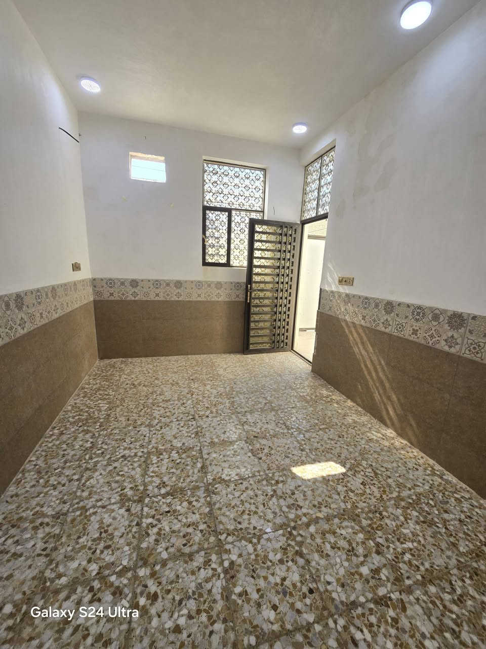 بيت لبيع بشارع المطار القديم المساحه ١٠٠متر كونكريت مسلح البناء طابوك يحتوي على غرفه وصاله ومطبخ وستقبال ومكشوفات٢ وصحيات وطارمه السعر ٤٥ وبي مجال بيت مكانه مرتب قريب على الشارع للستفسار *********** مكتب بركات ام البنين مقابيل شارع السبيس
