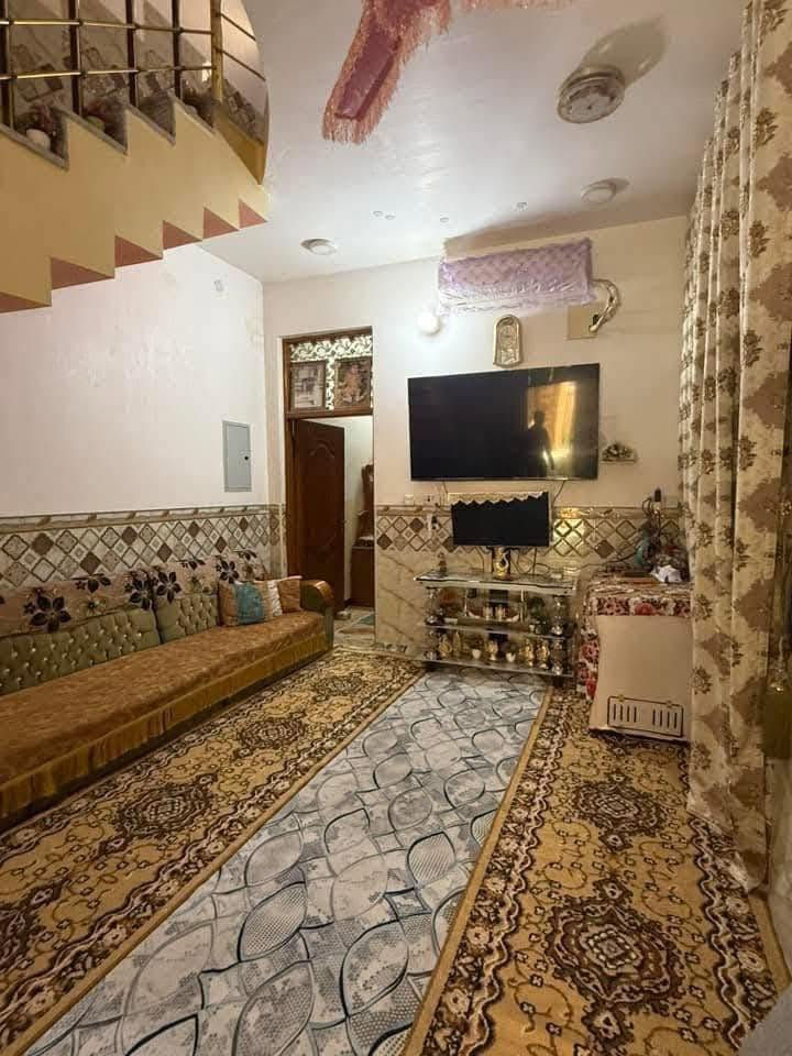 السلام عليكم بيوت عدد 2 طابقين مساحه الواحد 125 البيت الاول يحتوي على غرفه نوم ومطبخ وهول واستقبال وصحيات داخليه وخارجيه الطابق الثاني نفس بناء الارضي وبيتونه وسطح 
البيت الثاني يحتوي على غرفه نوم ومطبخ وهول واستقبال، وصحيات داخليه وخارجيه  الطابق الثاني غرفتين وصحيات وسطح ناصي + سطح عالي ملاحضه الحايط بينهن مشترك  للاتصال على الرقم  العنوان حله حي الضباط 2 خلف مجمع القضاه ***********

