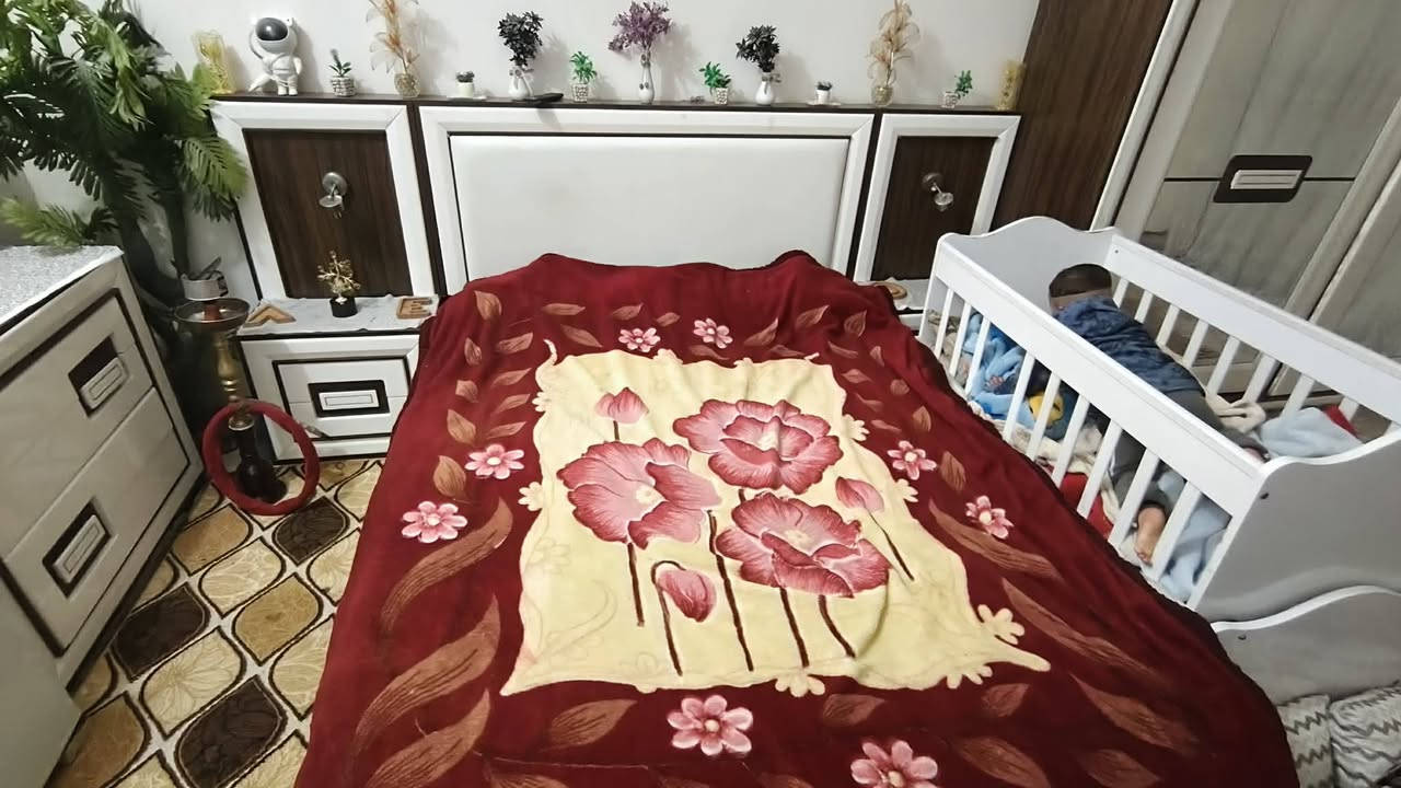 يوجد غرفة نوم نظيفه وصوبه غازيه وكهرباء بعده جديد ومكنسه وطباخ مع غنينه غاز *********** وتساب
