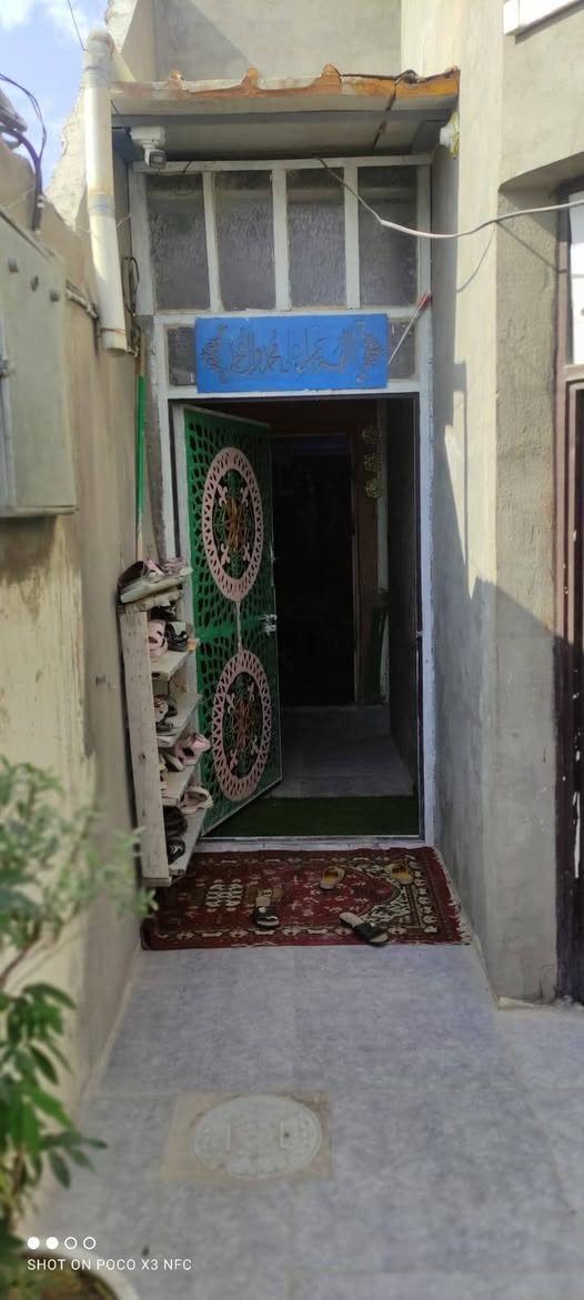 دار للبيع مطلوب للمصرف العقاري يباع بتطلوعه مناسبه مساحه 100 متر طابق ونص بناء شيلمان نظيف ، موقعه بشارع السبيس بالعسكري بصف الركن قريب ع الشارع العام ، 
للاستفسار مراجعة مكتب الدر حي السلام شارع أبو الدجاج
***********
